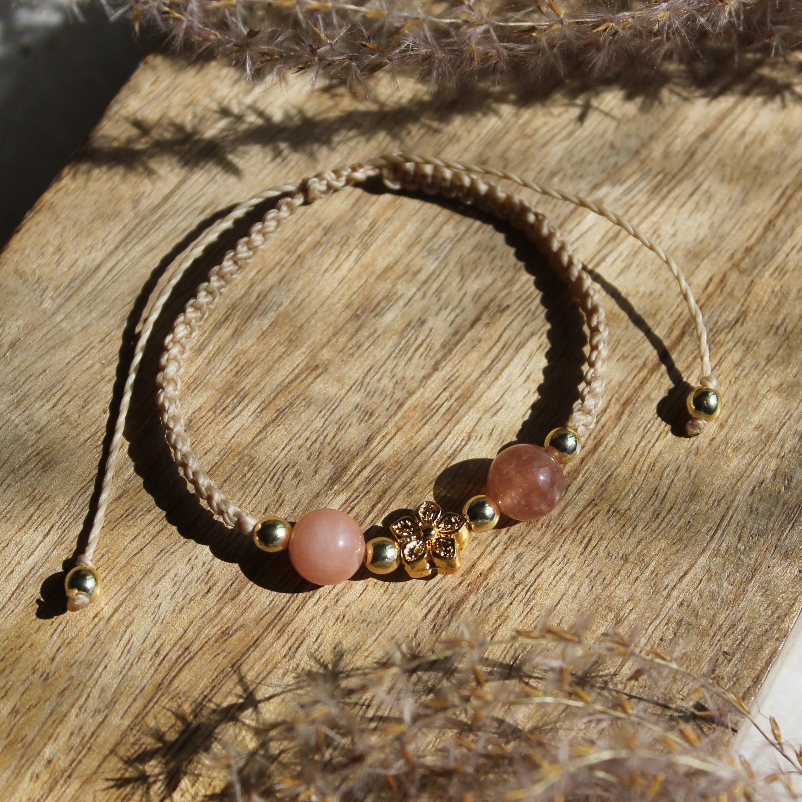 Personalisiertes Armband Makramee Blume goldfarben