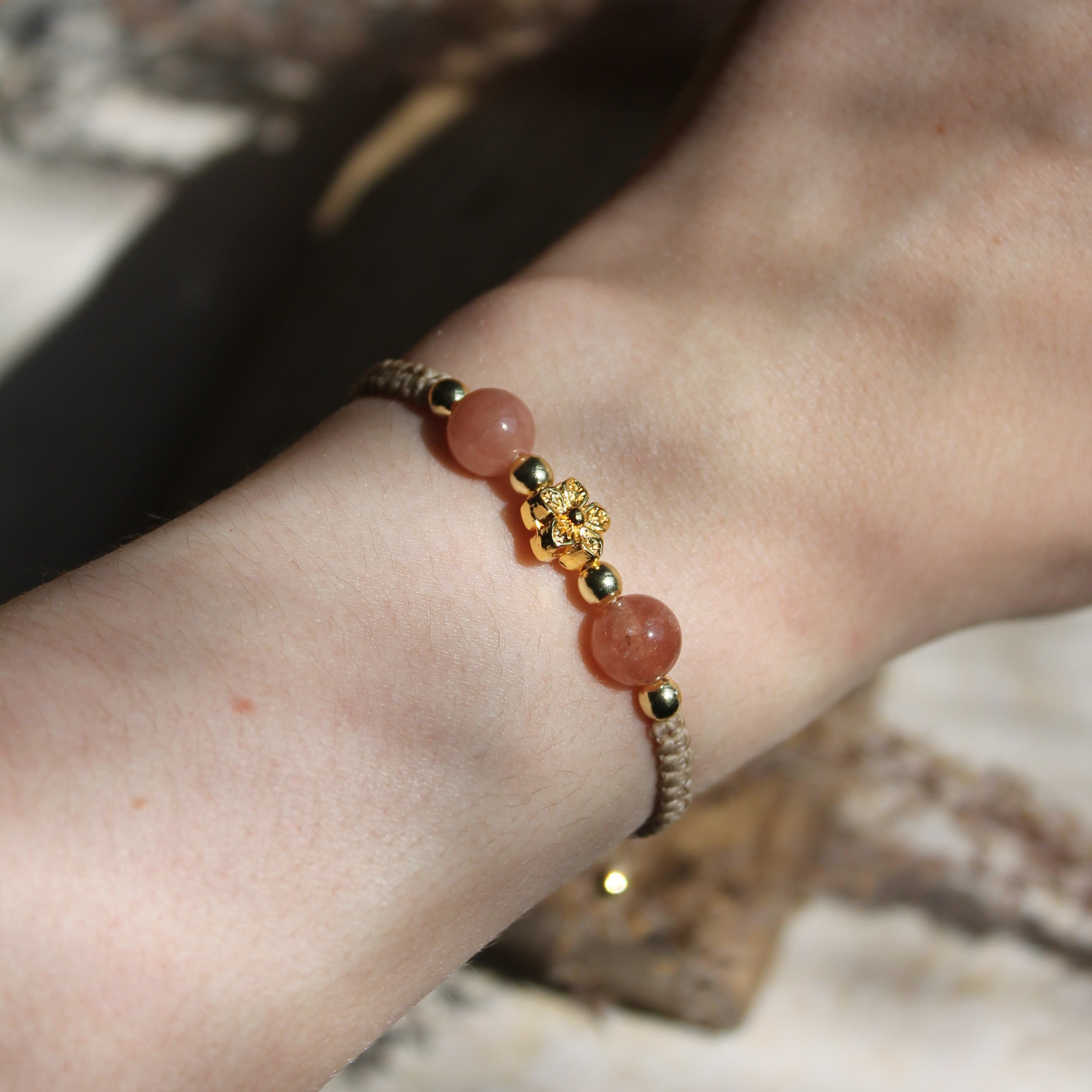 Personalisiertes Armband Makramee Blume goldfarben