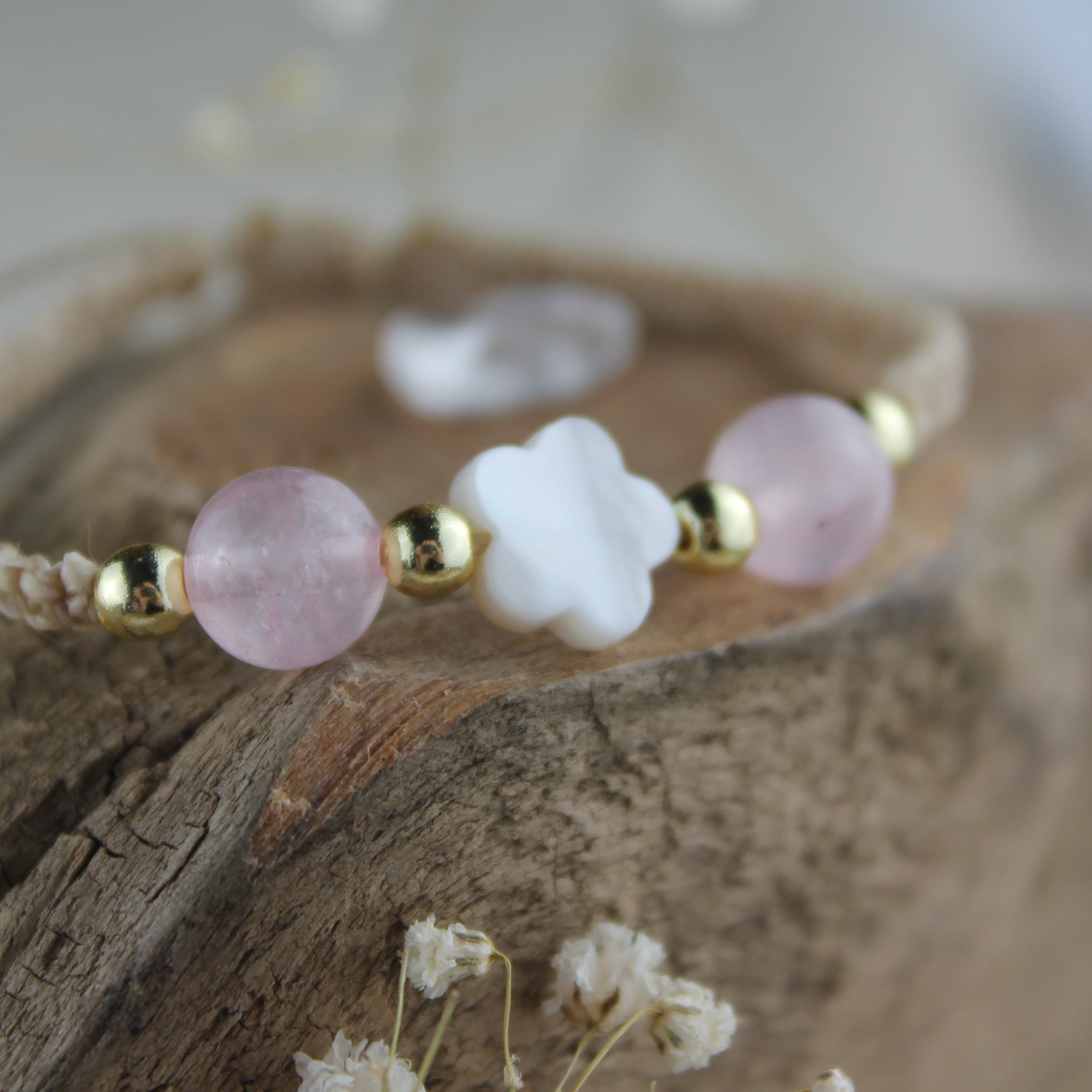 Personalisiertes Armband Makramee Perlmutt Clover goldfarben