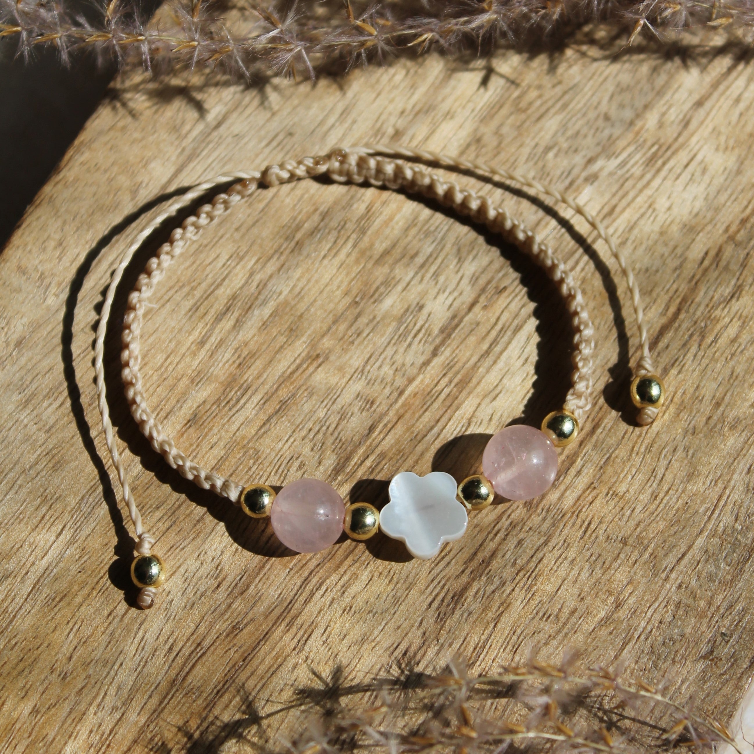 Personalisiertes Armband Makramee Perlmutt Clover goldfarben