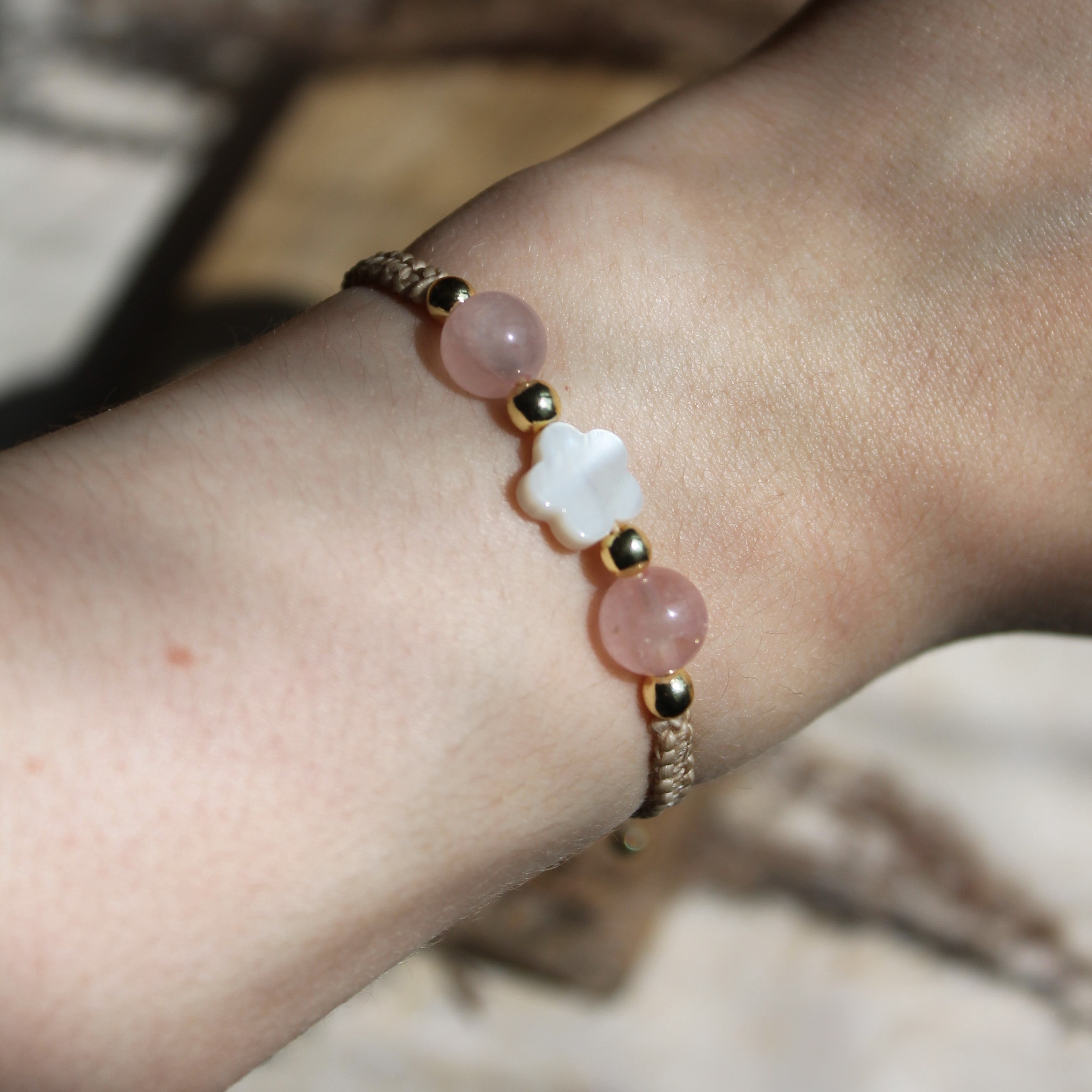 Personalisiertes Armband Makramee Perlmutt Clover goldfarben