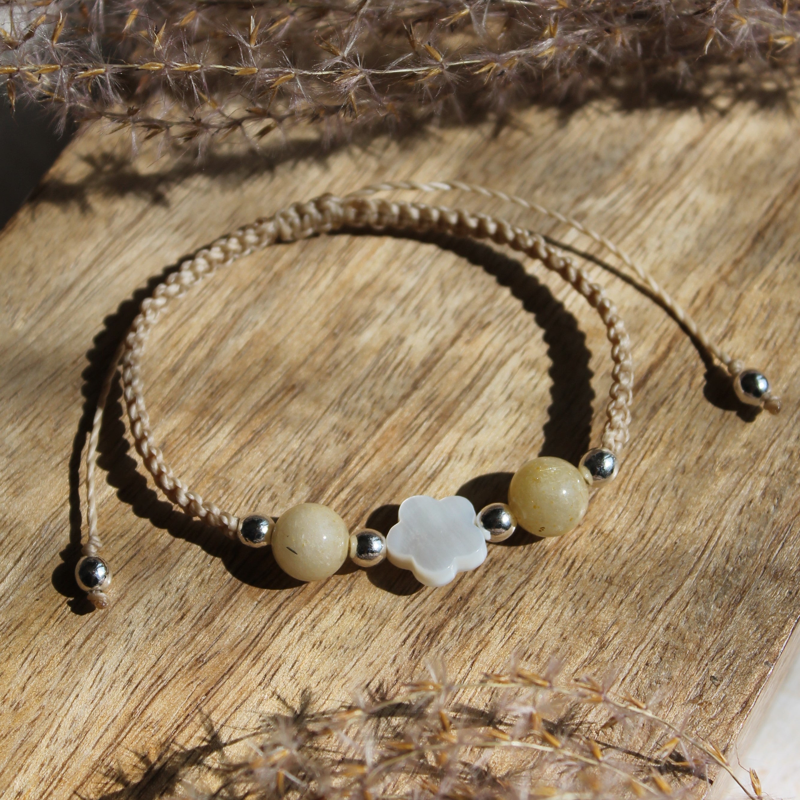 Personalisiertes Armband Makramee Perlmutt Clover silberfarben