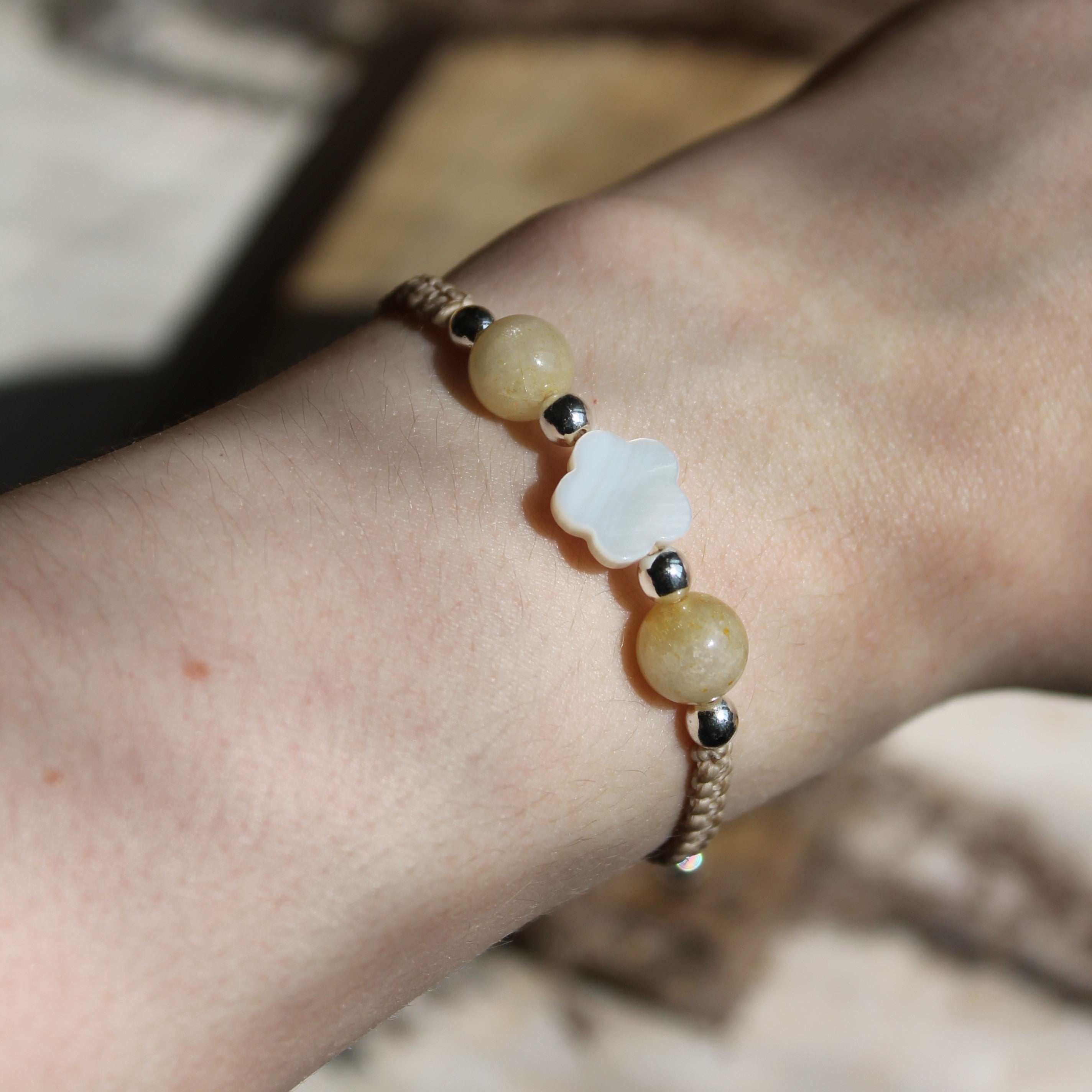 Personalisiertes Armband Makramee Perlmutt Clover silberfarben