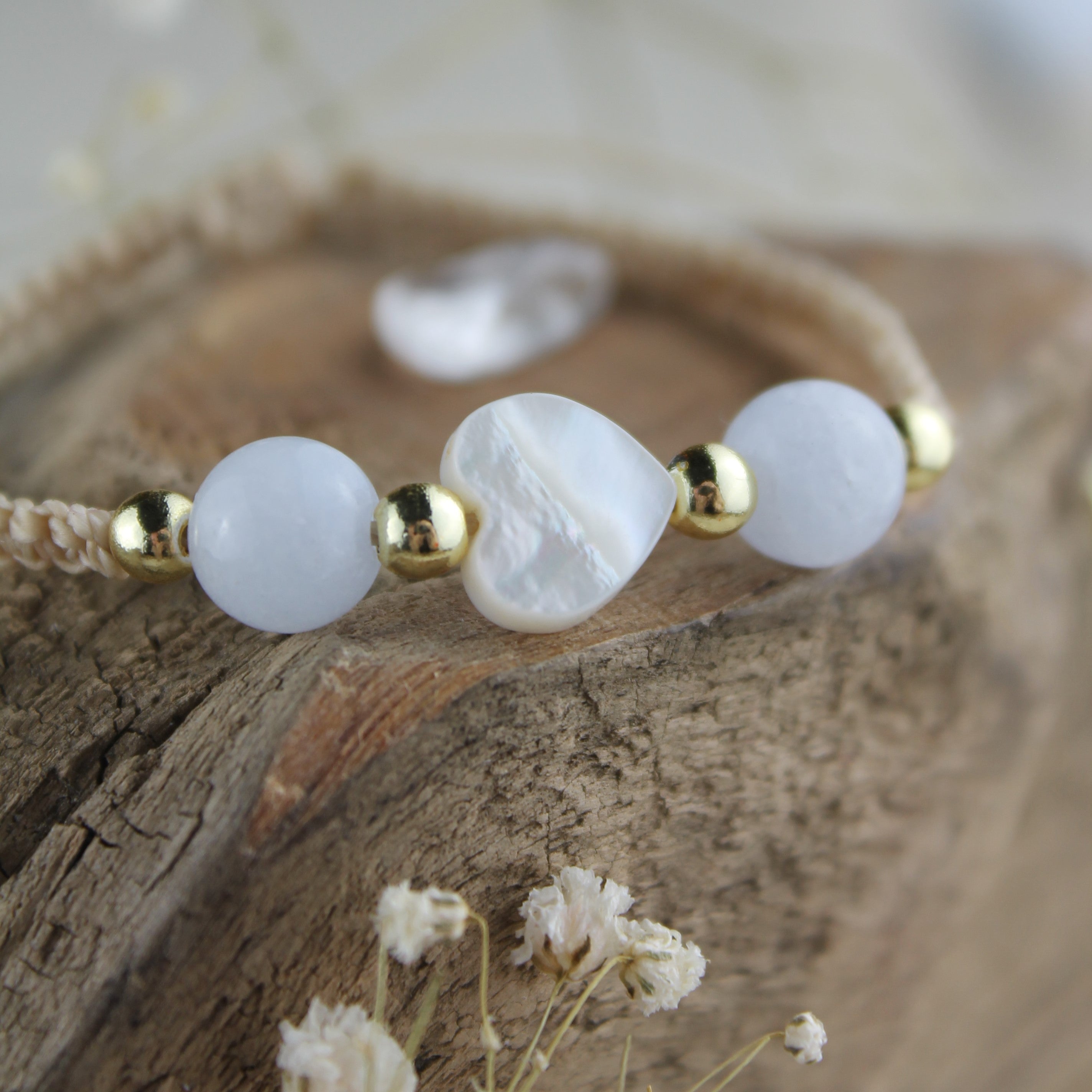 Personalisiertes Armband Makramee Perlmutt Herz goldfarben