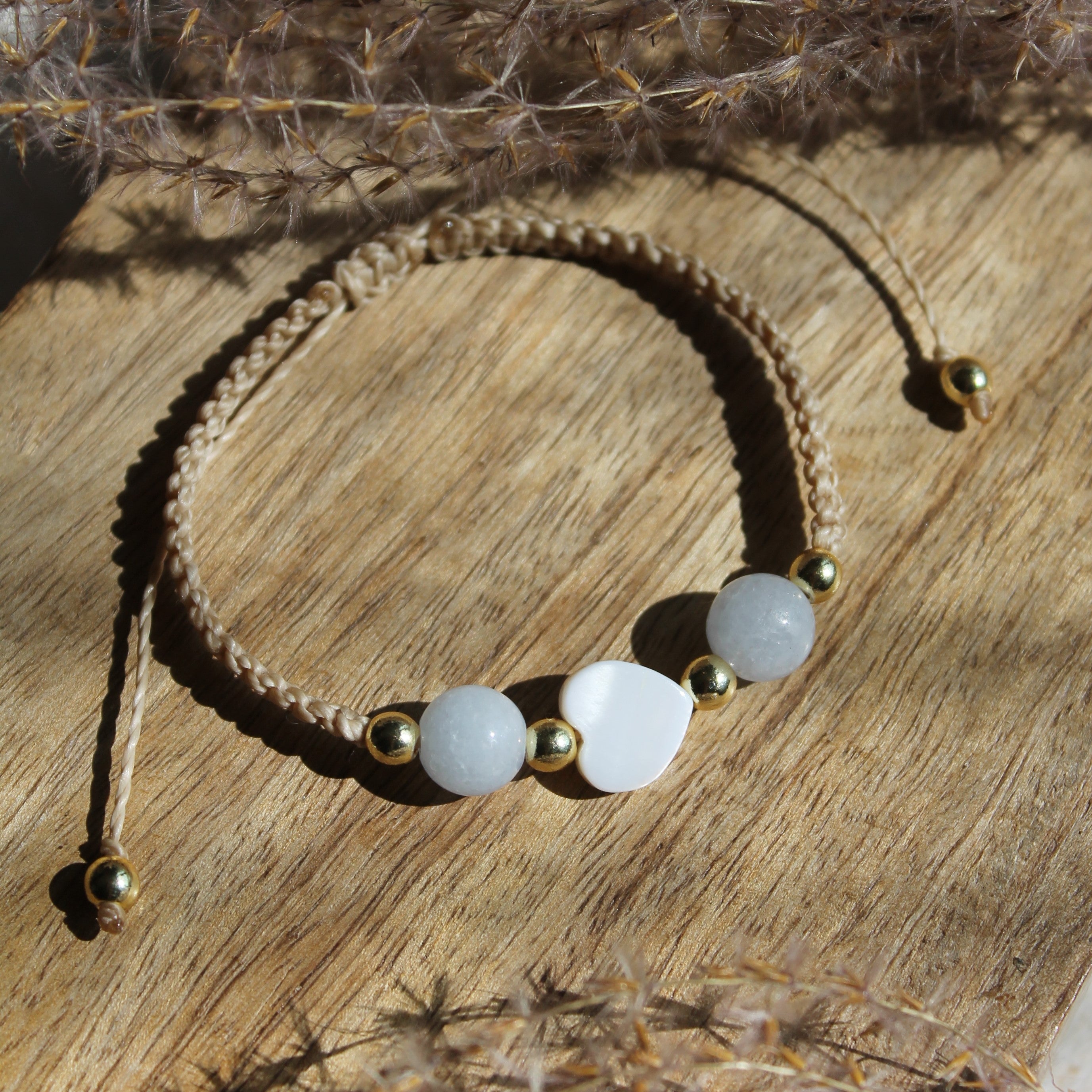 Personalisiertes Armband Makramee Perlmutt Herz goldfarben