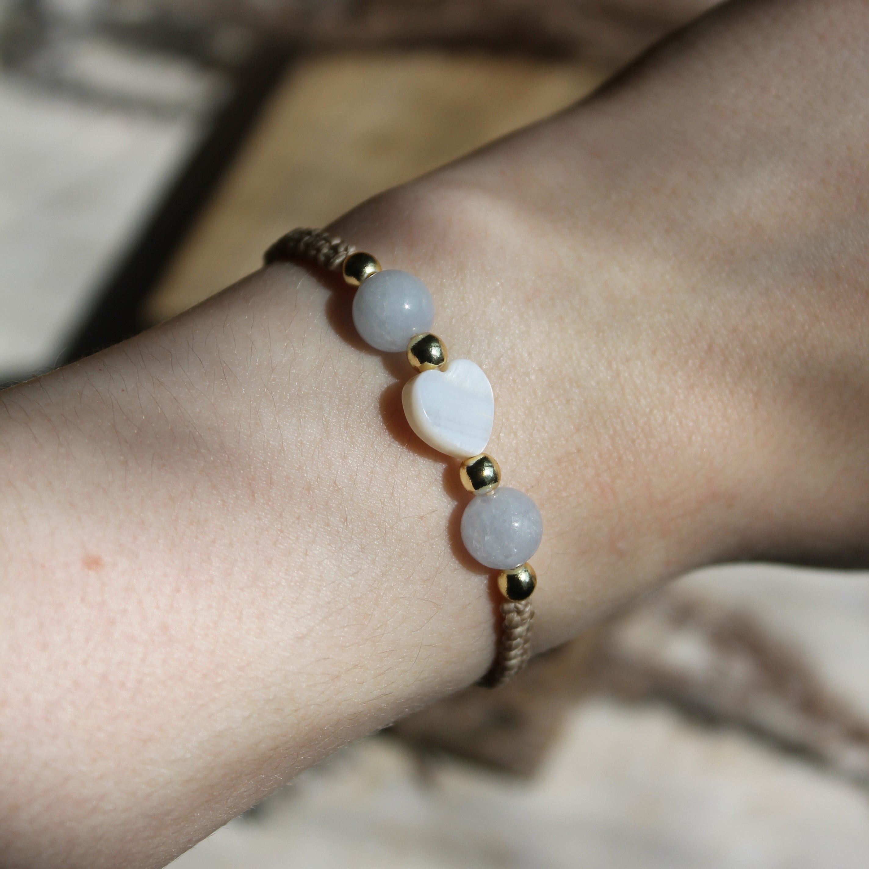 Personalisiertes Armband Makramee Perlmutt Herz goldfarben