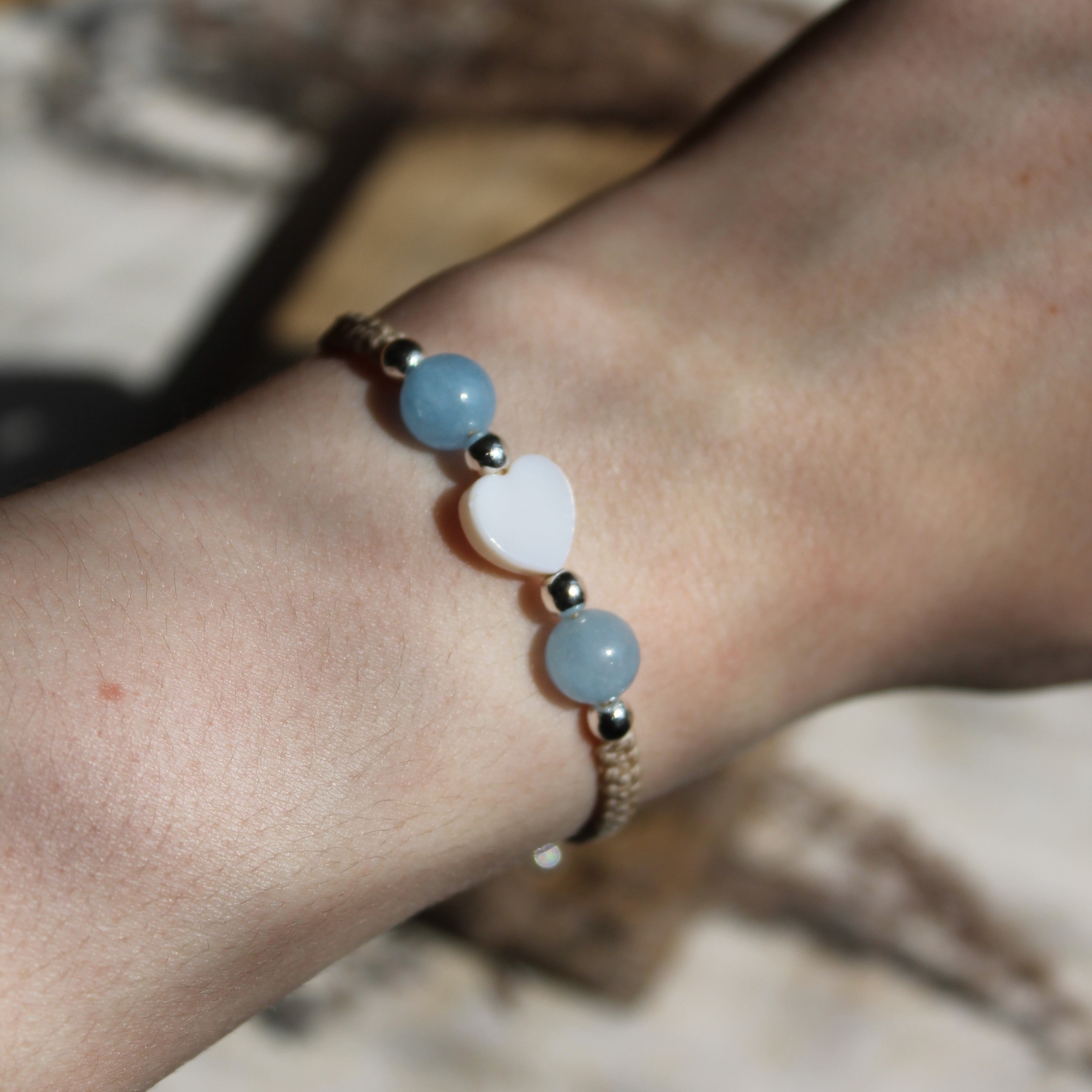 Personalisiertes Armband Makramee Perlmutt Herz silberfarben