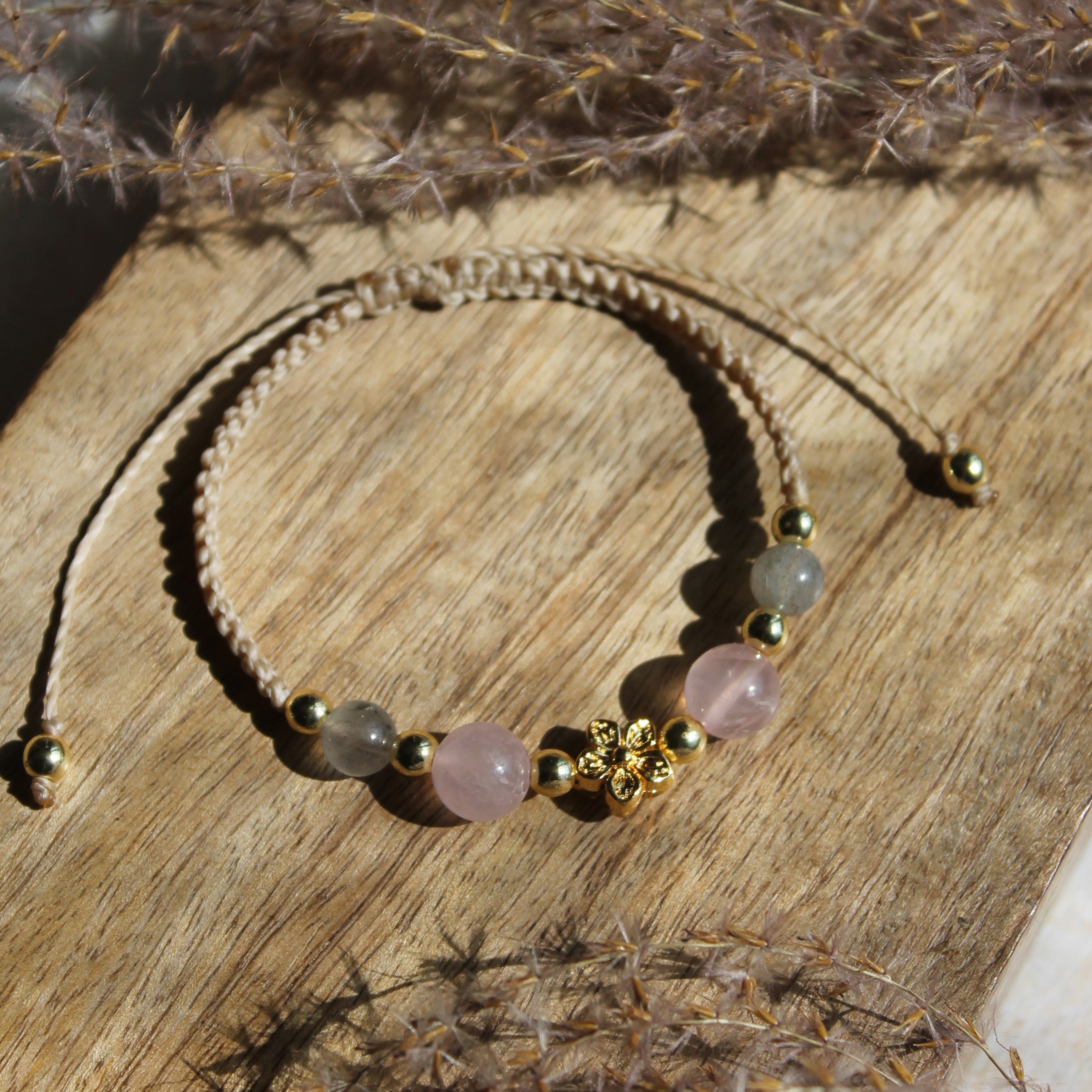 Personalisiertes Armband Makramee Rosenquarz Labradorit goldfarben