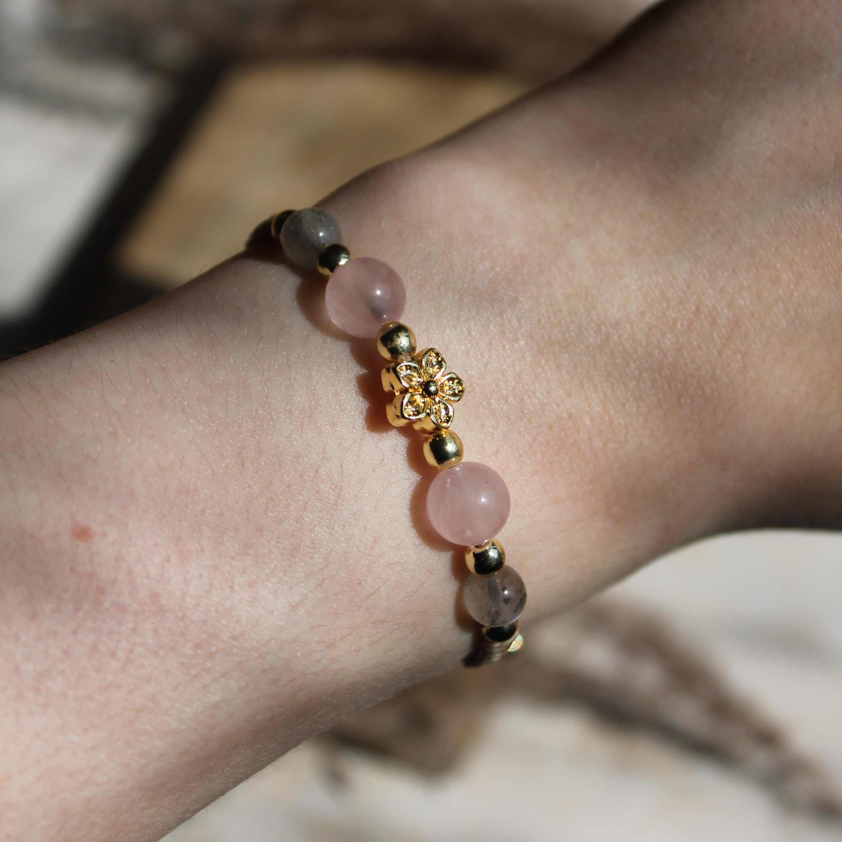 Personalisiertes Armband Makramee Rosenquarz Labradorit goldfarben