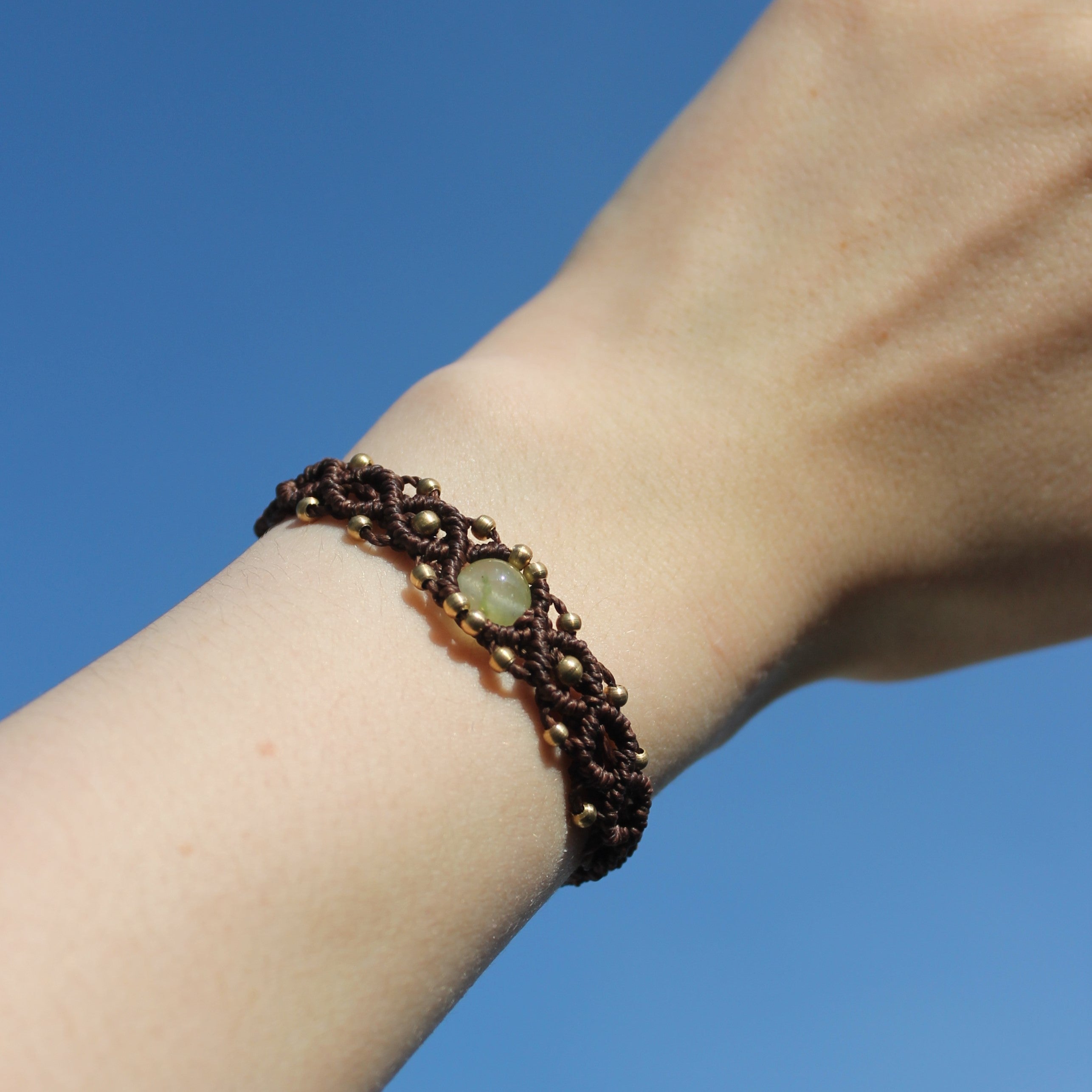 Olivin Edelsteinarmband Makramee dunkelbraun goldfarben