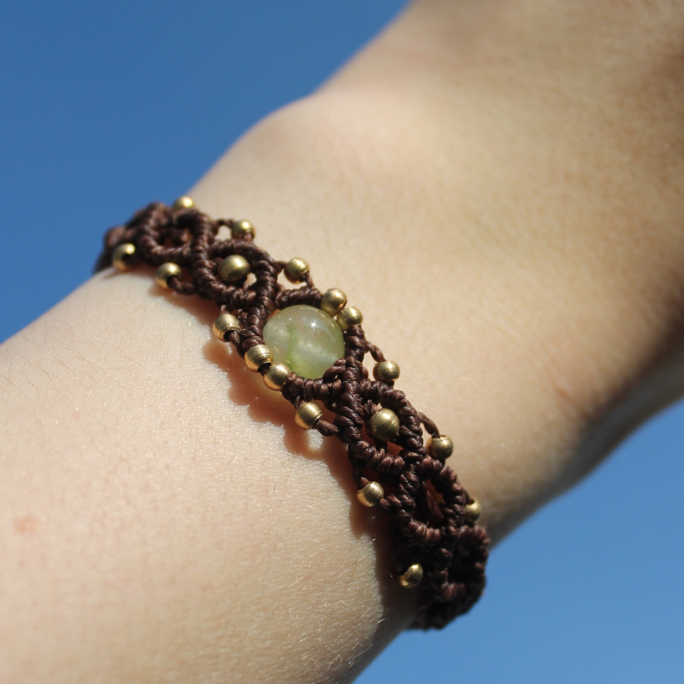 Olivin Edelsteinarmband Makramee dunkelbraun goldfarben