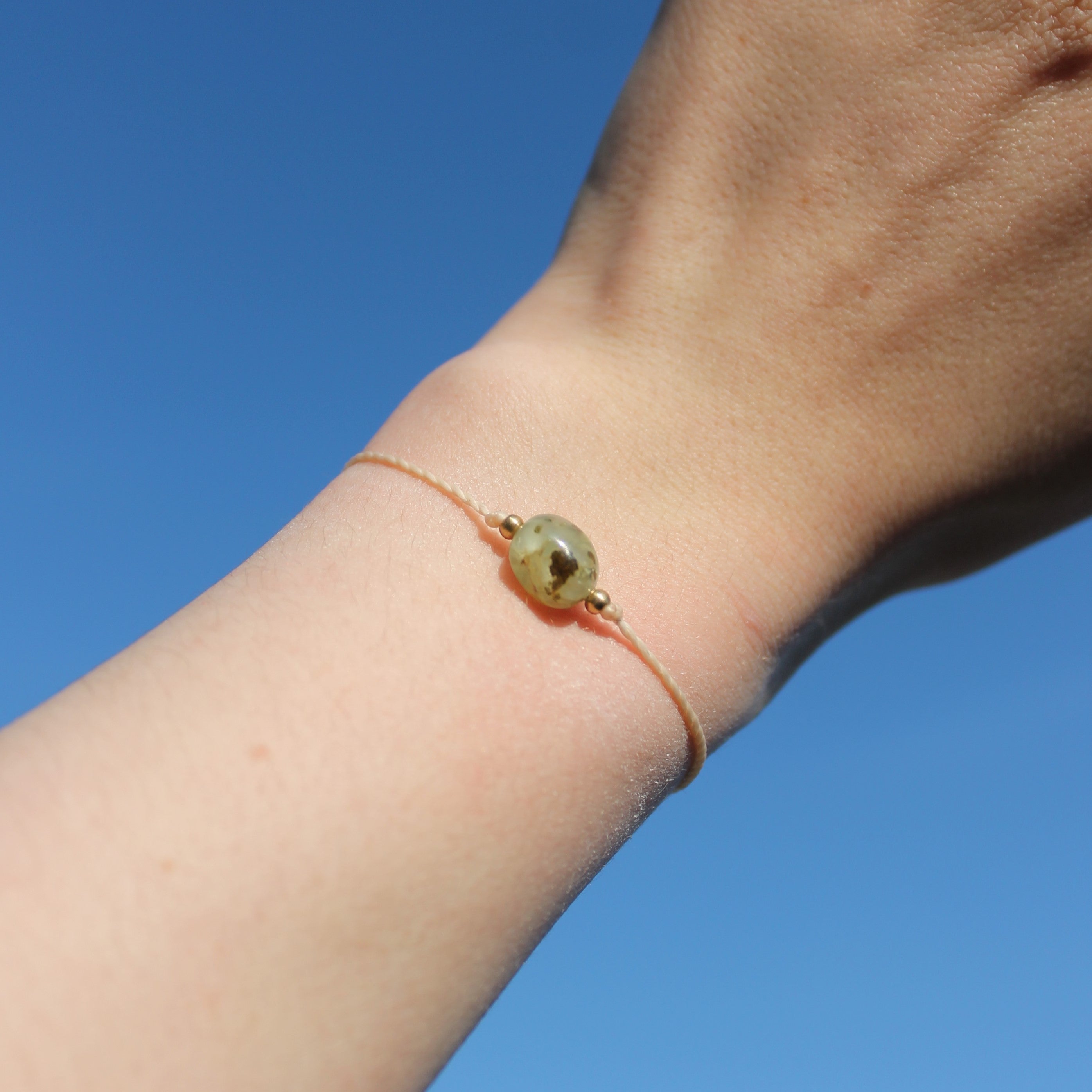 Olivin pur Edelsteinarmband Makramee goldfarben