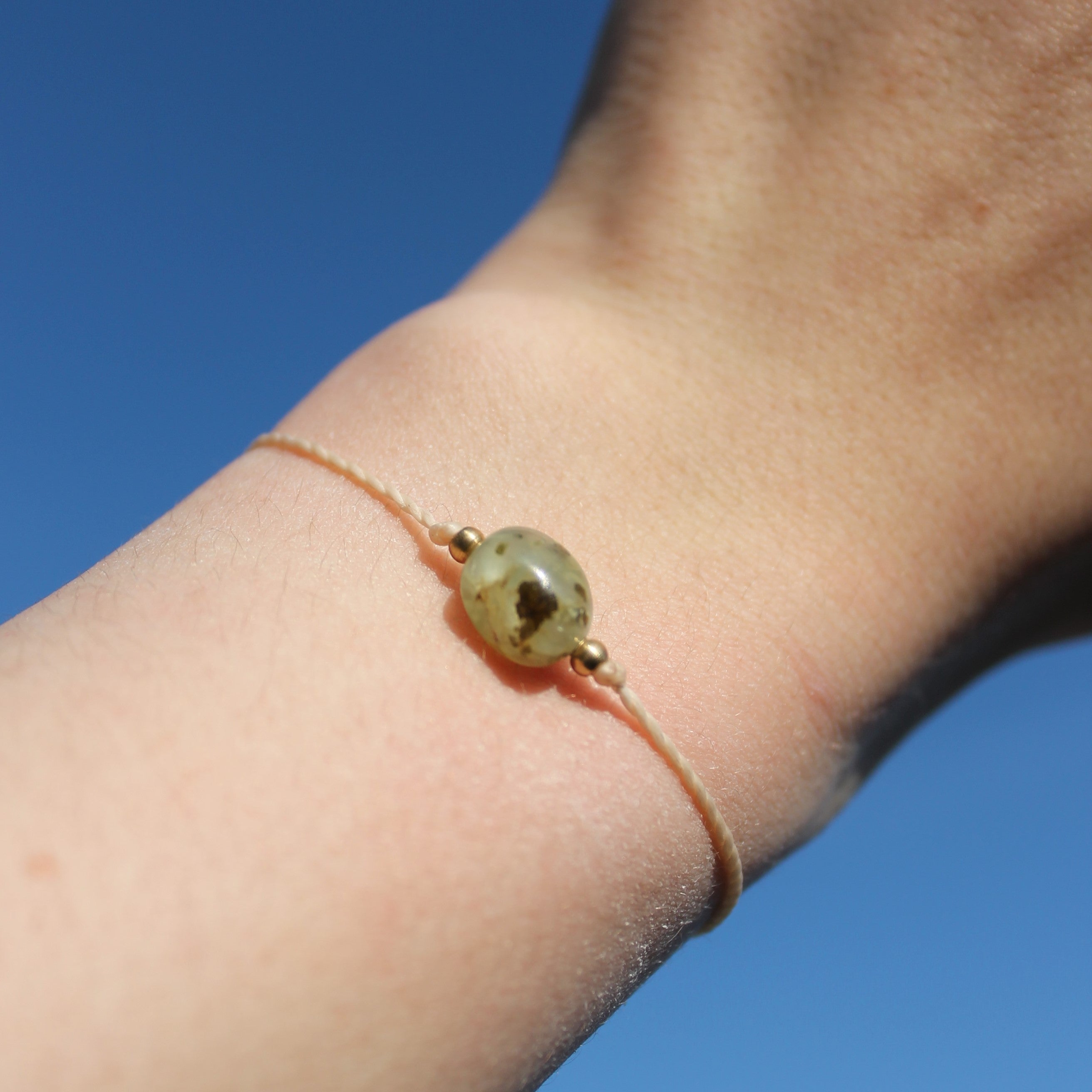 Olivin pur Edelsteinarmband Makramee goldfarben