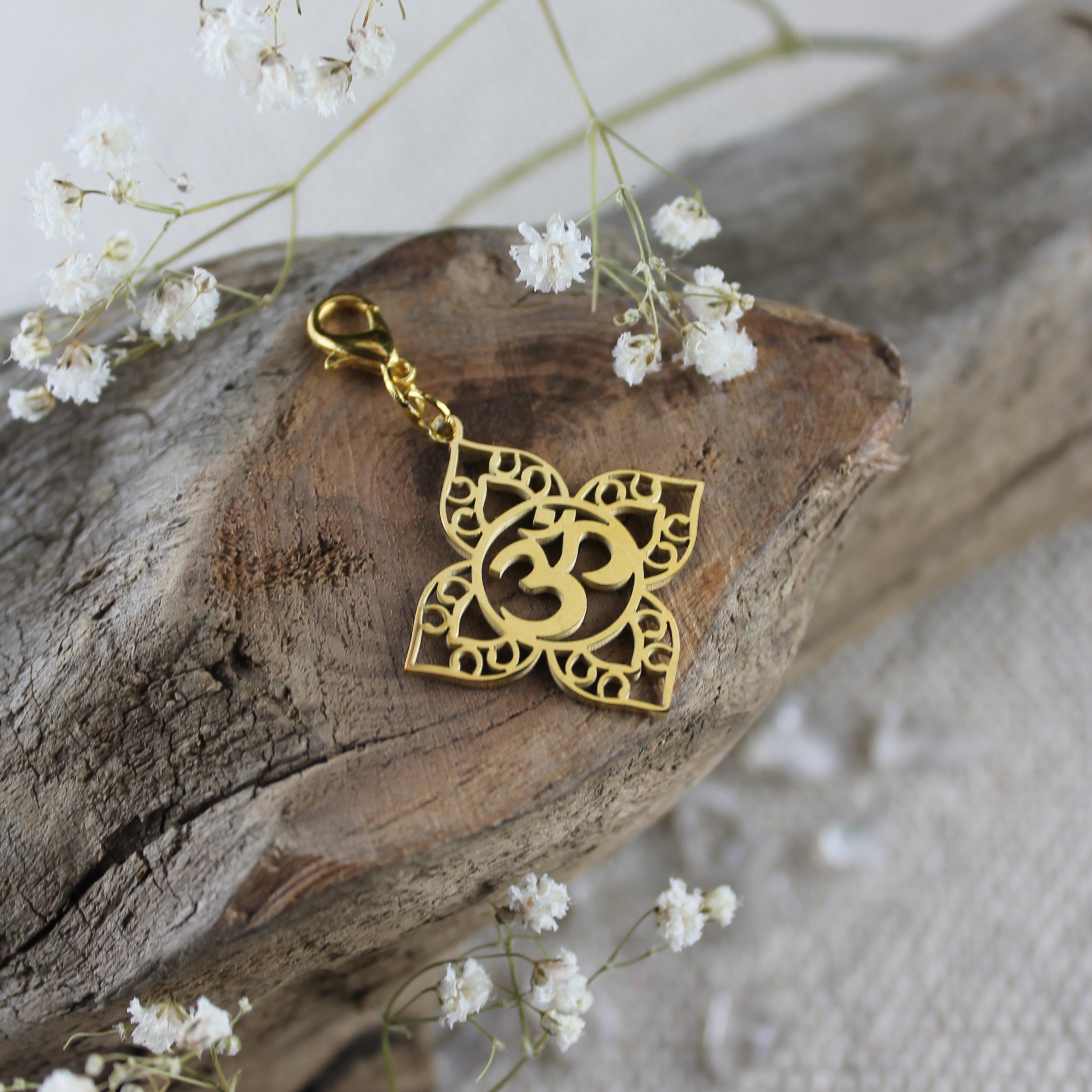 Om Blüte Charm Anhänger gold- oder silberfarben