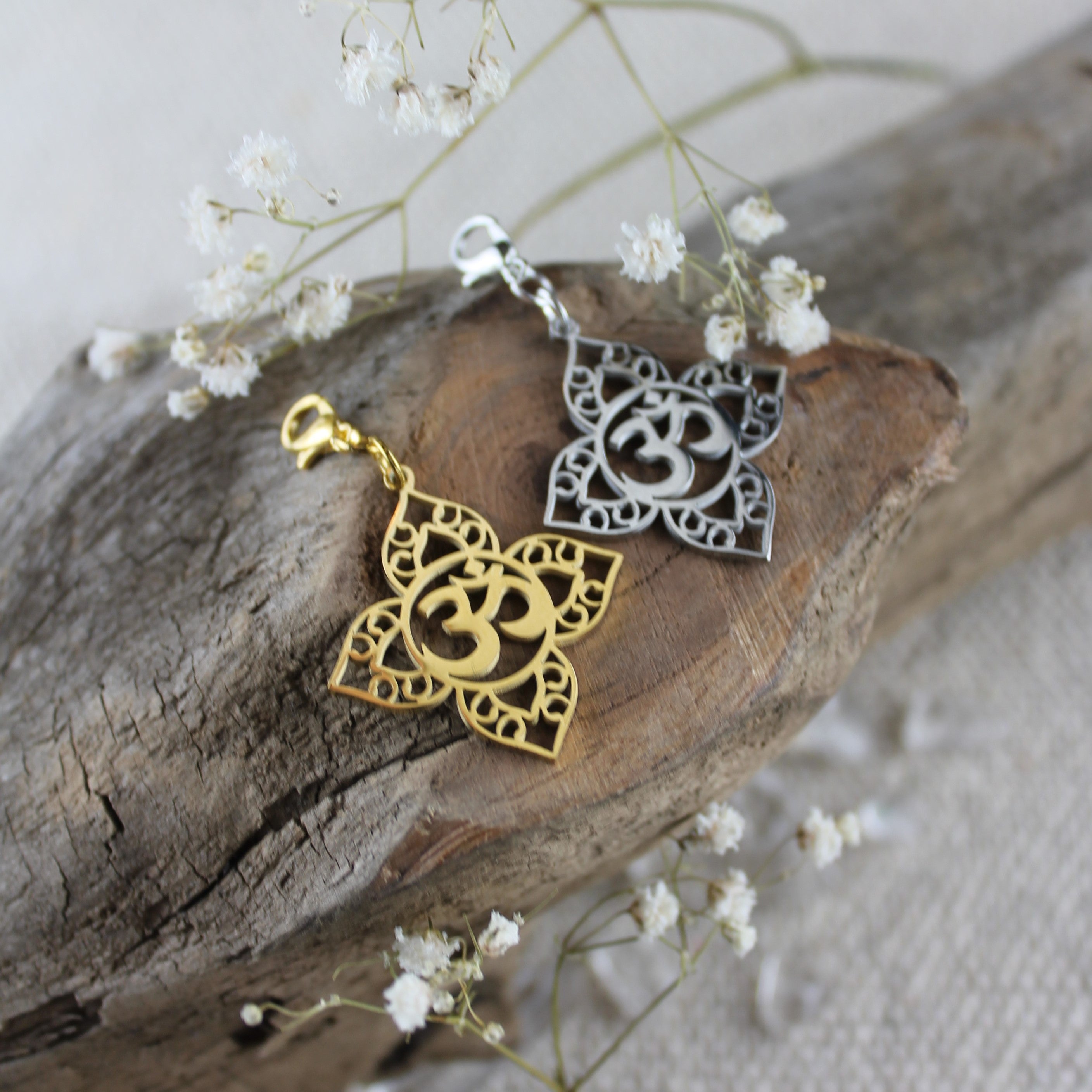 Om Blüte Charm Anhänger gold- oder silberfarben