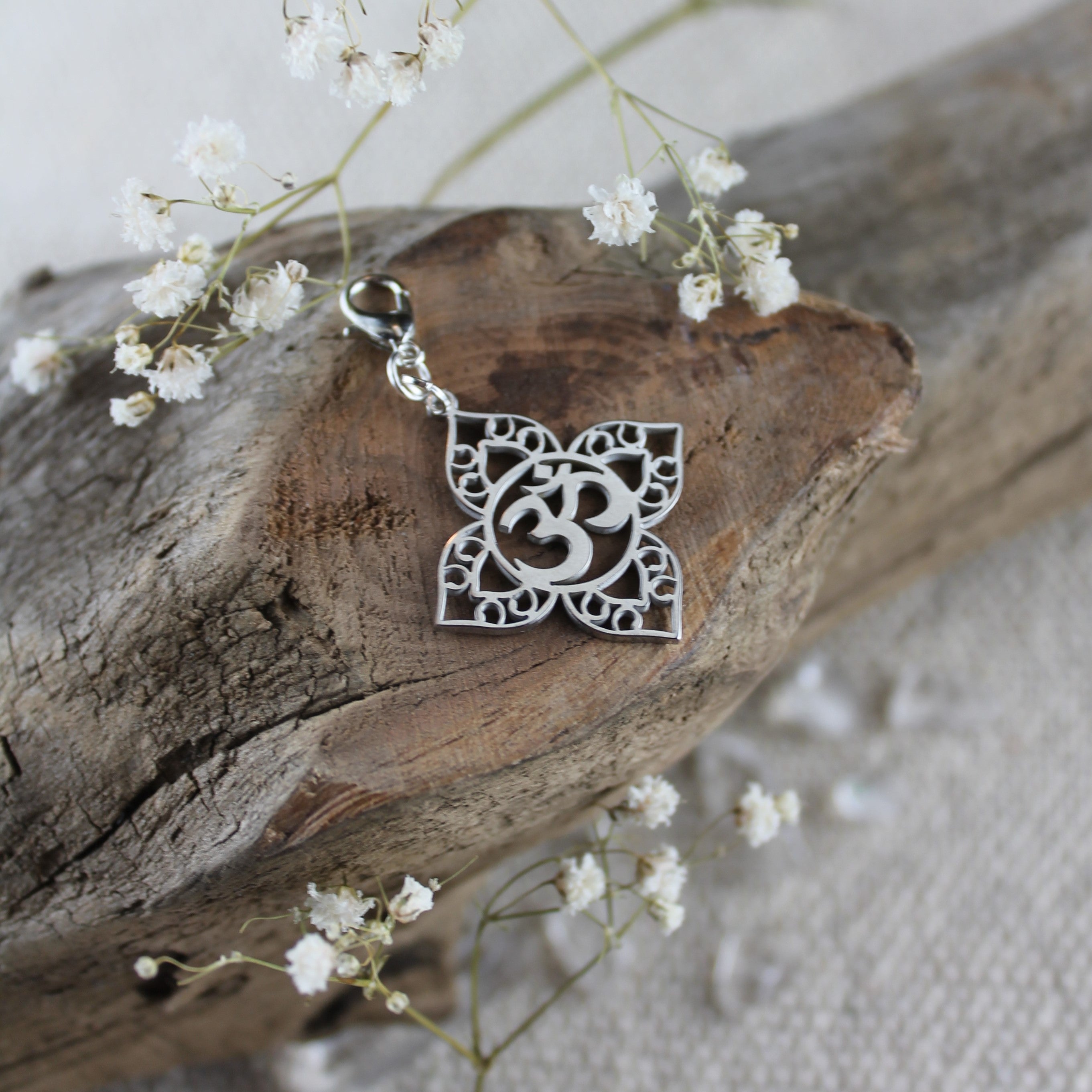 Om Blüte Charm Anhänger gold- oder silberfarben