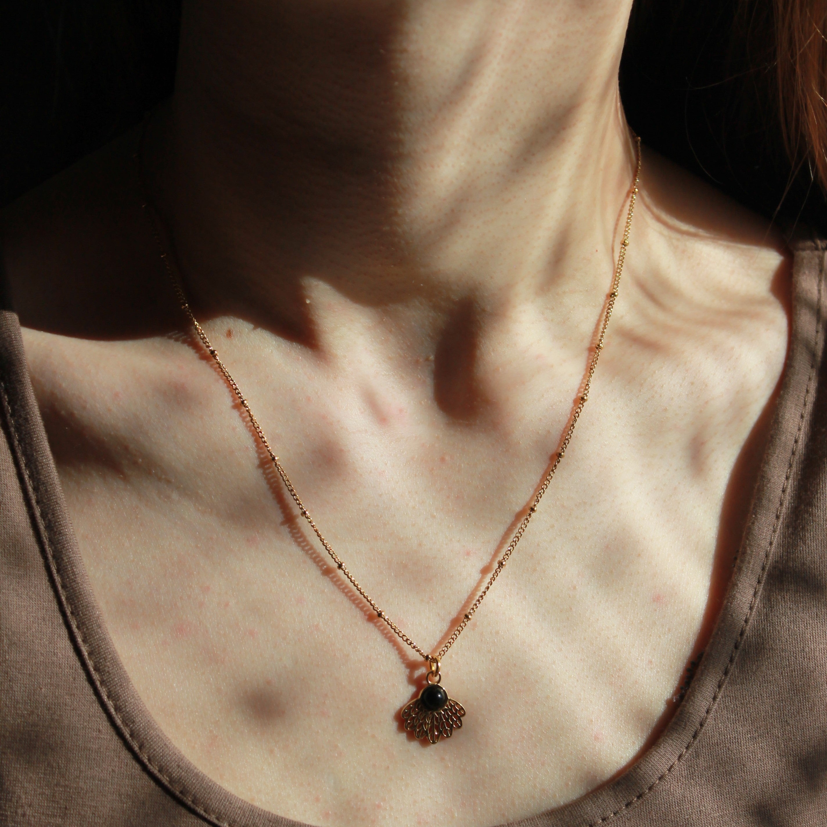 Onyx Pfauenfeder Edelsteinanhänger Kette goldfarben