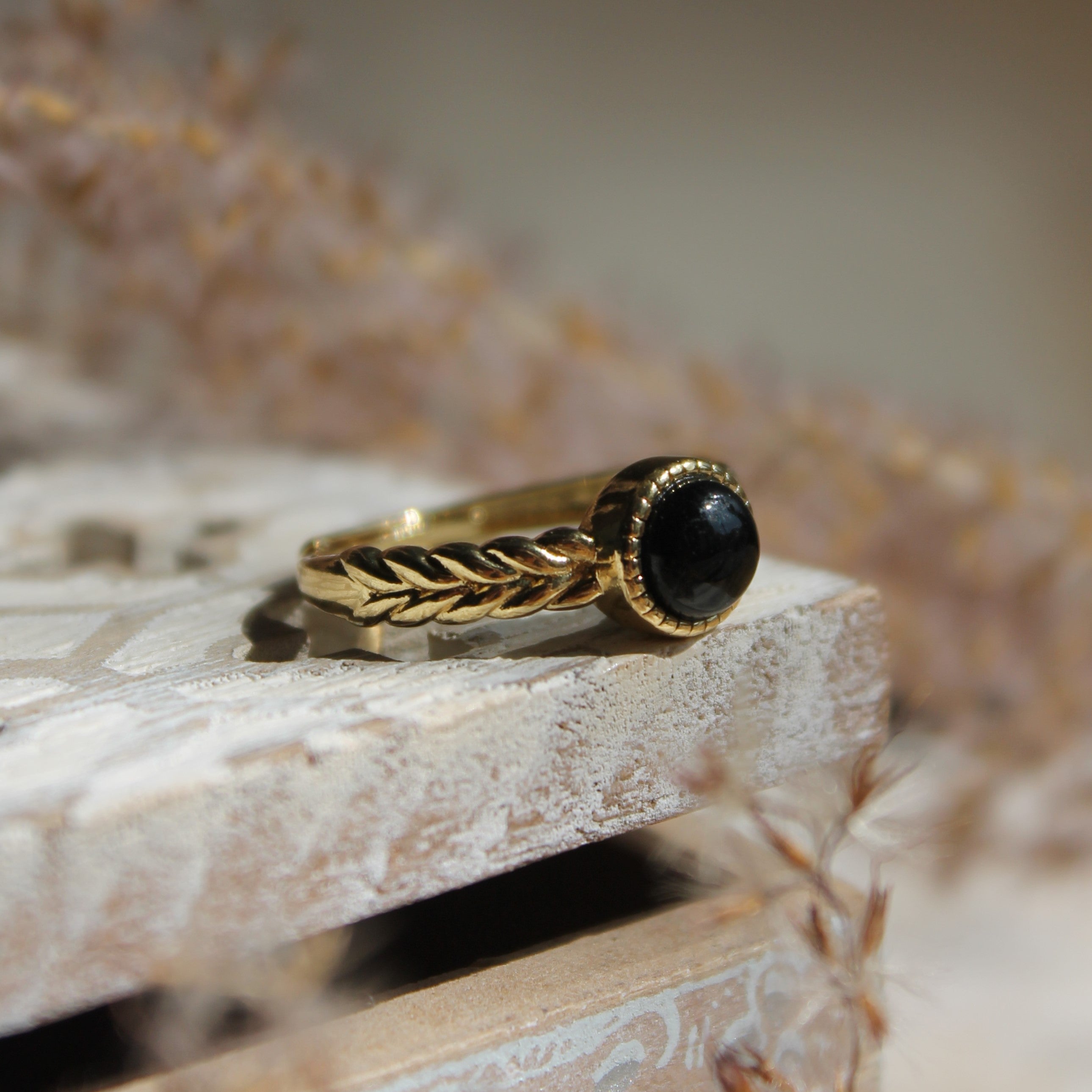 Onyx Edelsteinring YURENA größenverstellbar goldfarben