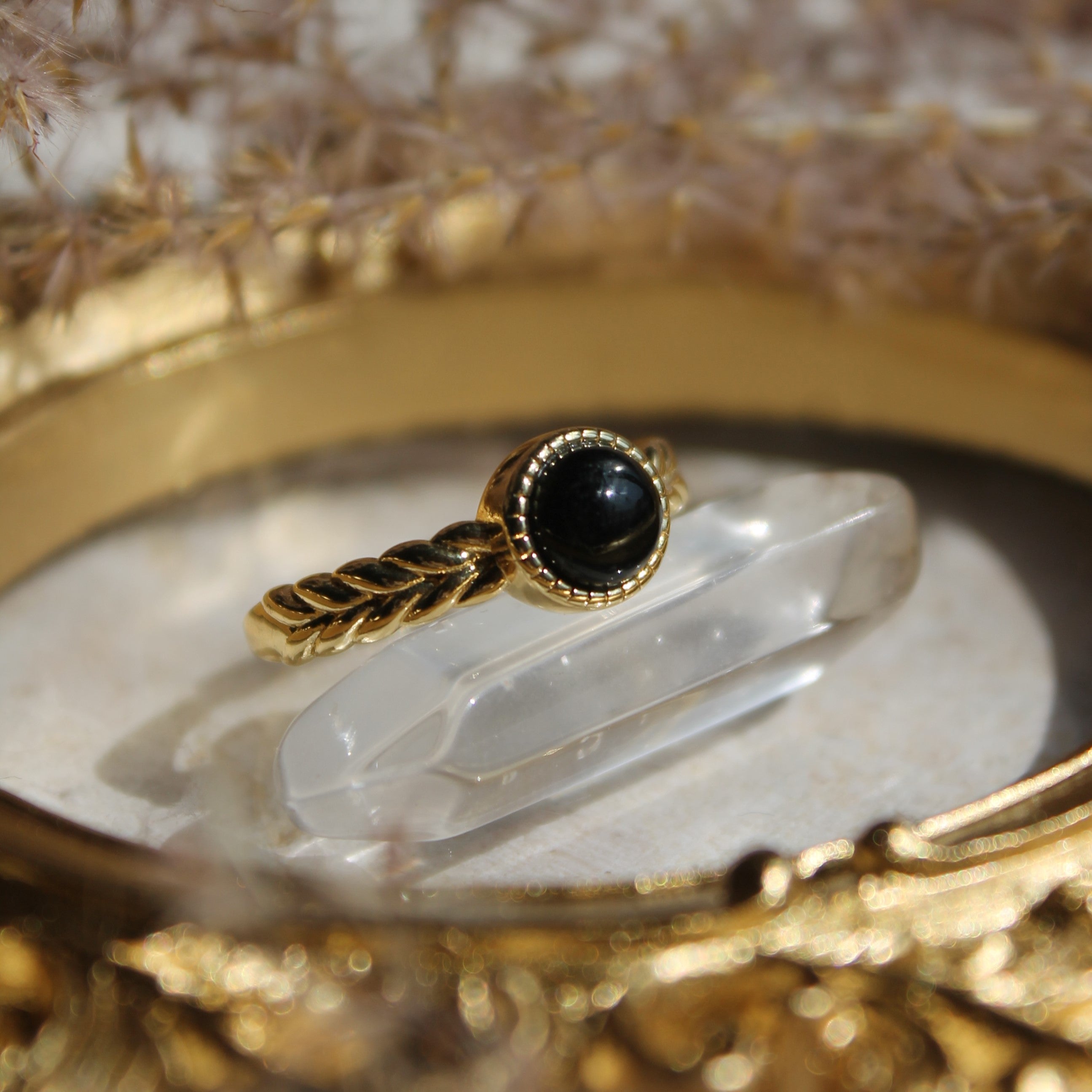 Onyx Edelsteinring YURENA größenverstellbar goldfarben