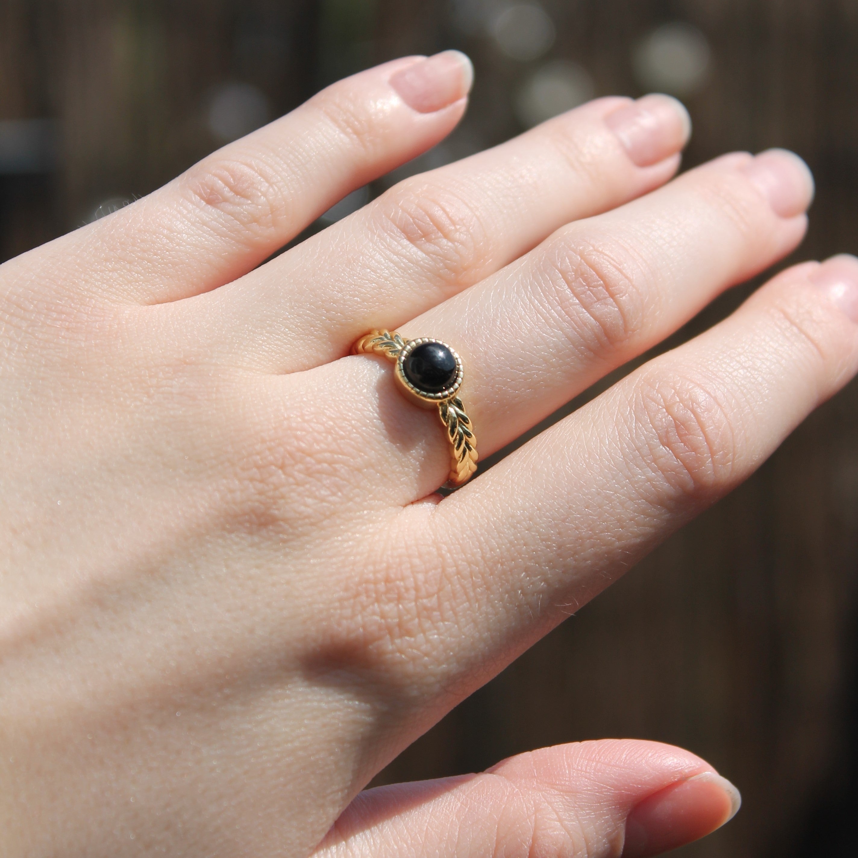 Onyx Edelsteinring YURENA größenverstellbar goldfarben