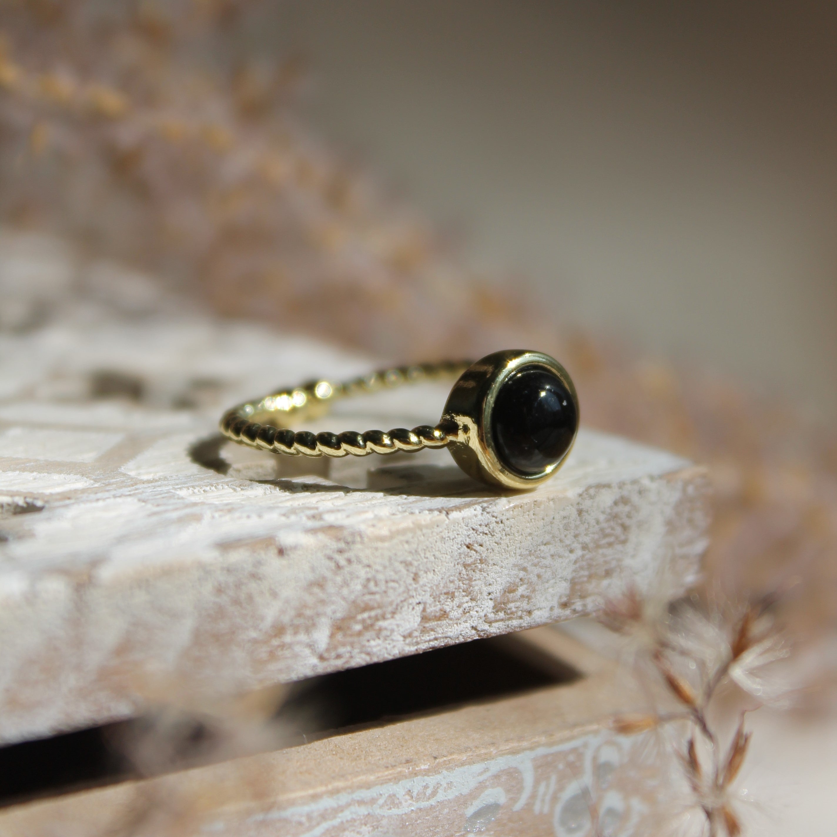 Onyx Edelsteinring YUNA größenverstellbar goldfarben