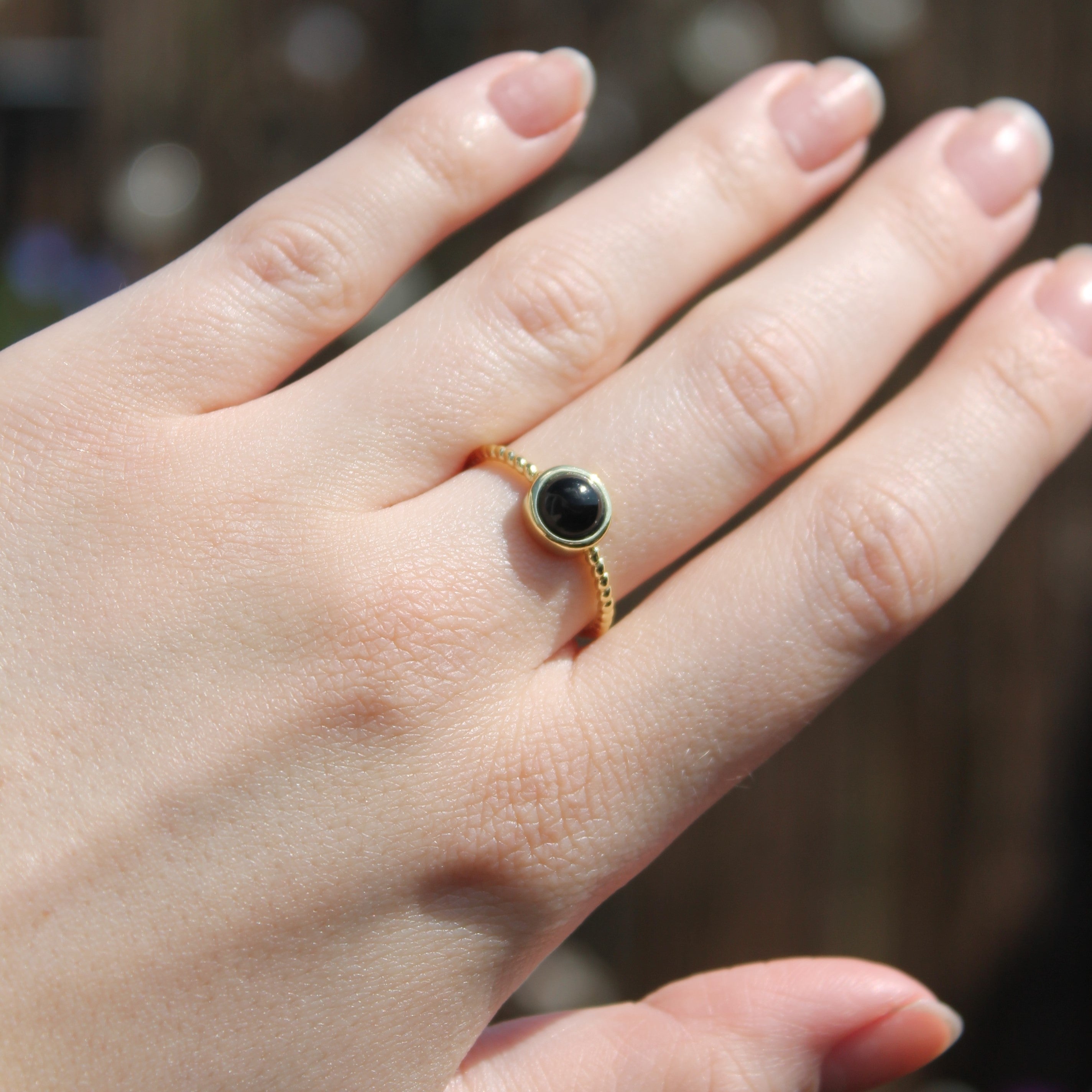 Onyx Edelsteinring YUNA größenverstellbar goldfarben