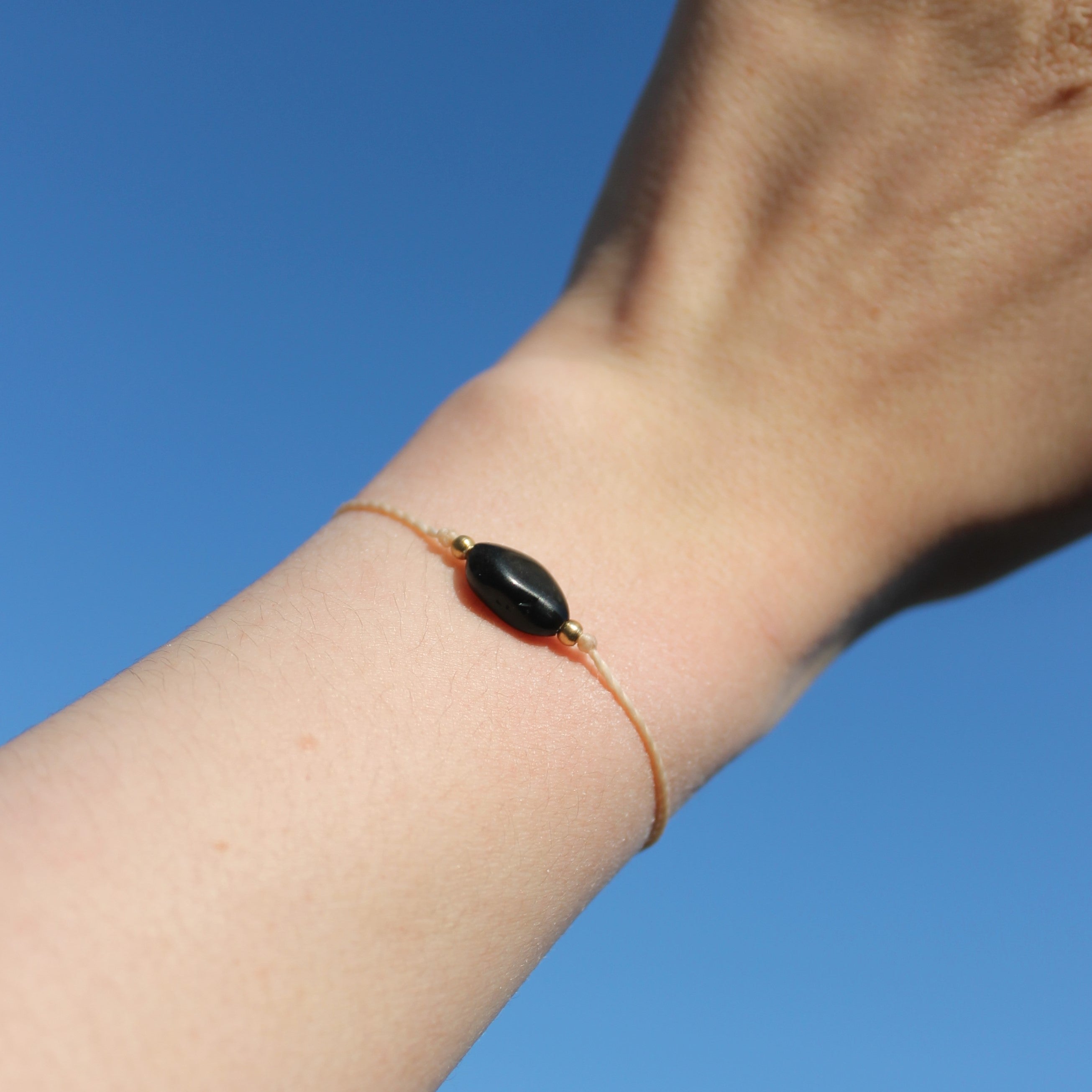 Onyx pur Edelsteinarmband Makramee goldfarben