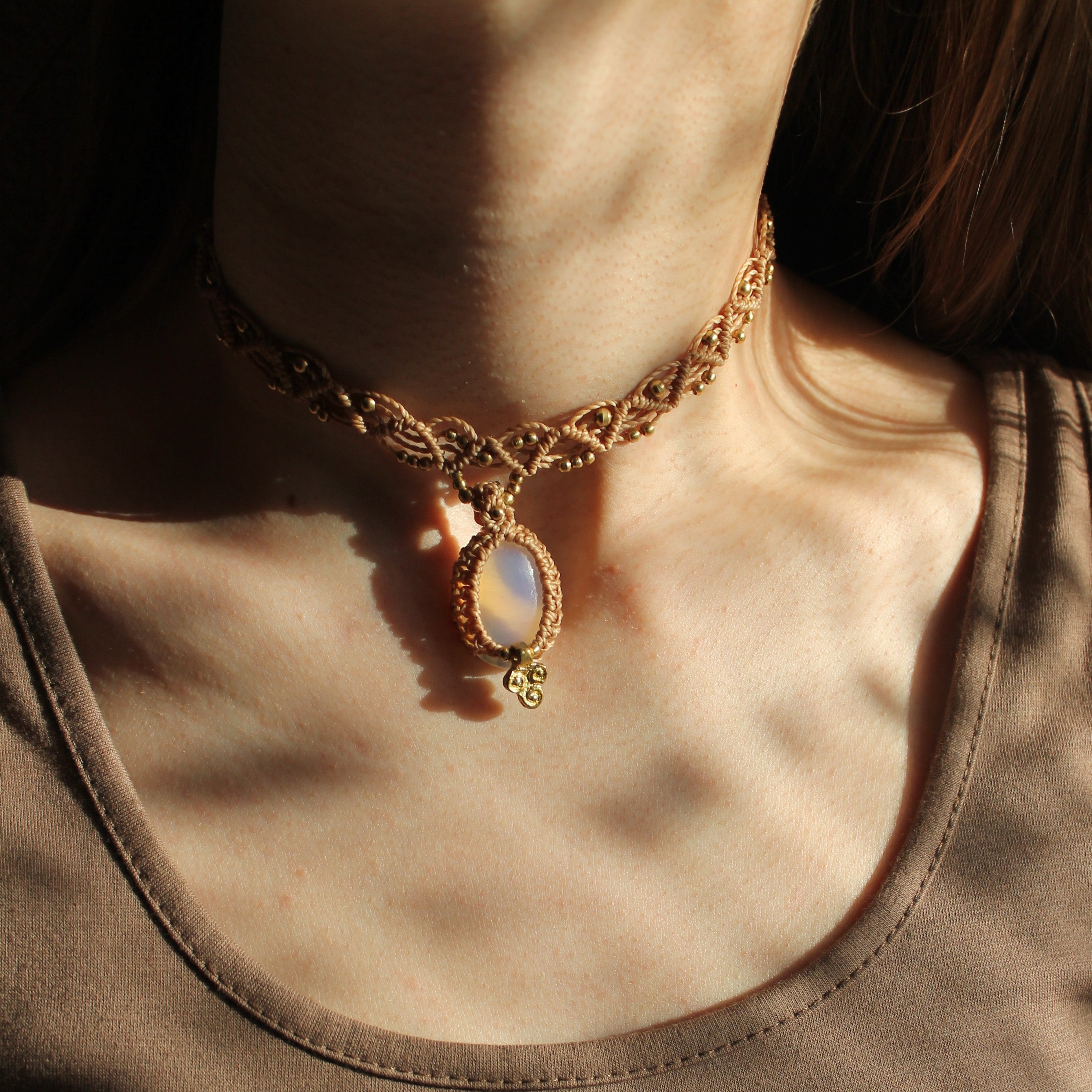 Opalit Choker Kette Makramee mit Messinganhänger goldfarben