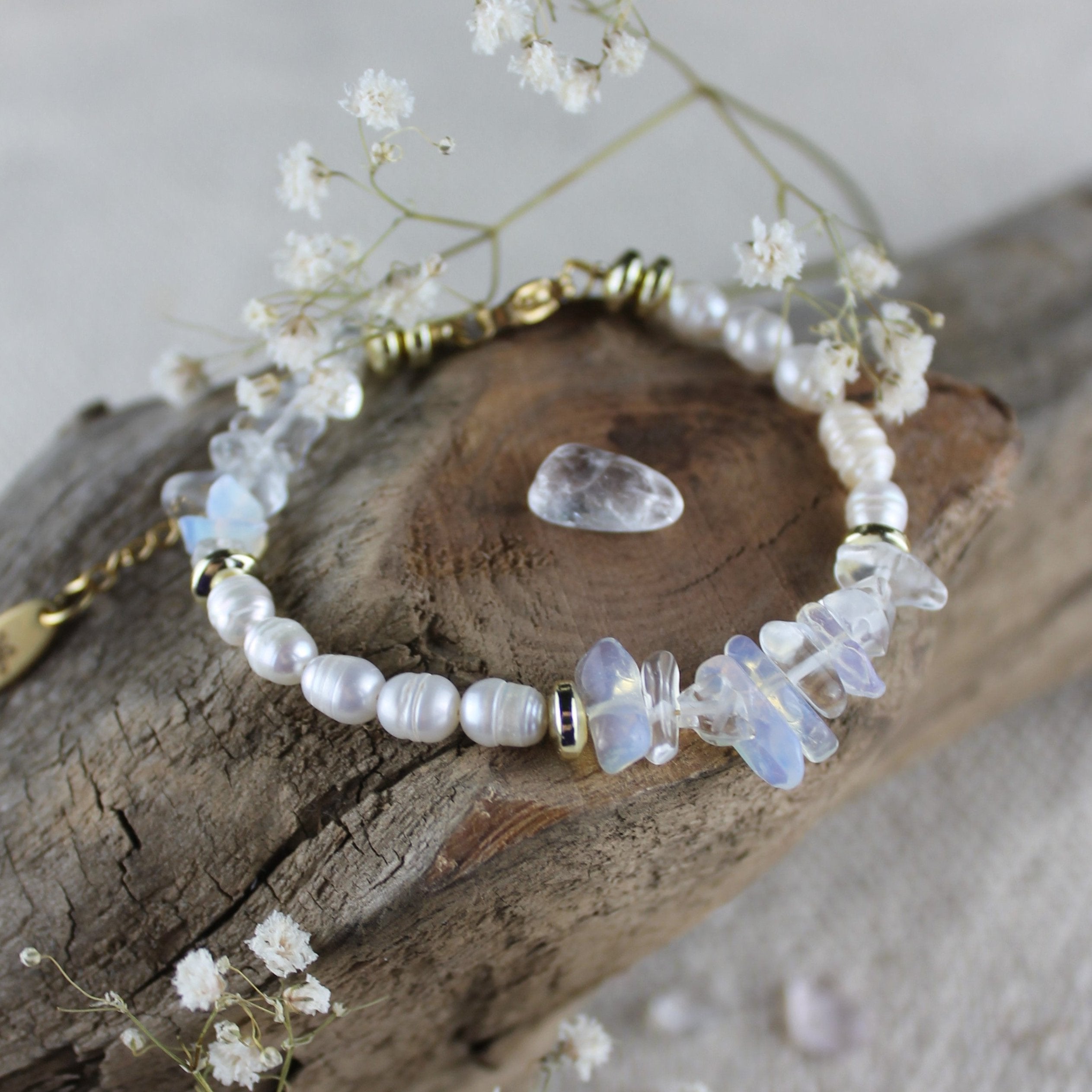 Opalit Splitter mit Süßwasserperlen Edelsteinarmband mit Verschluss goldfarben