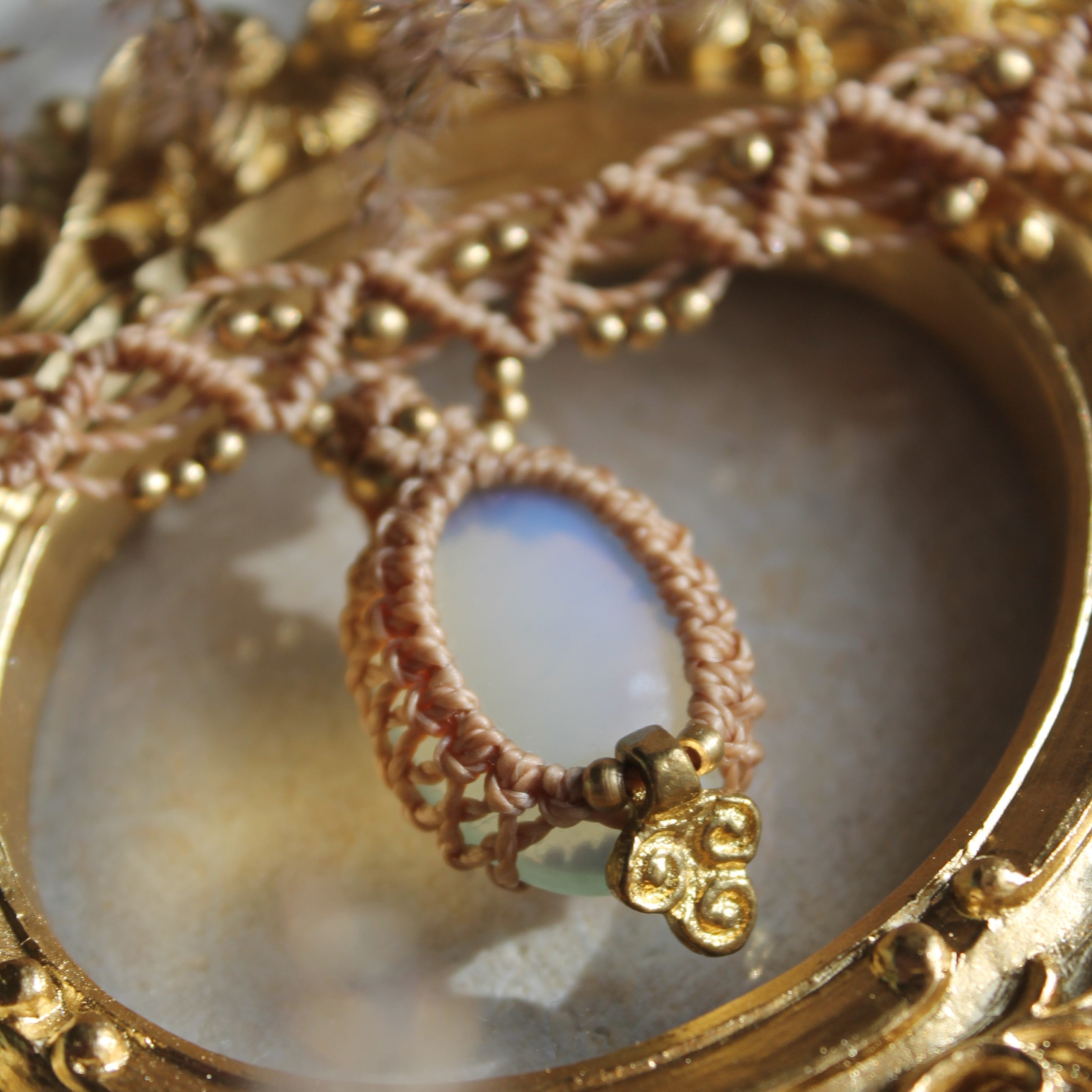 Opalit Choker Kette Makramee mit Messinganhänger goldfarben