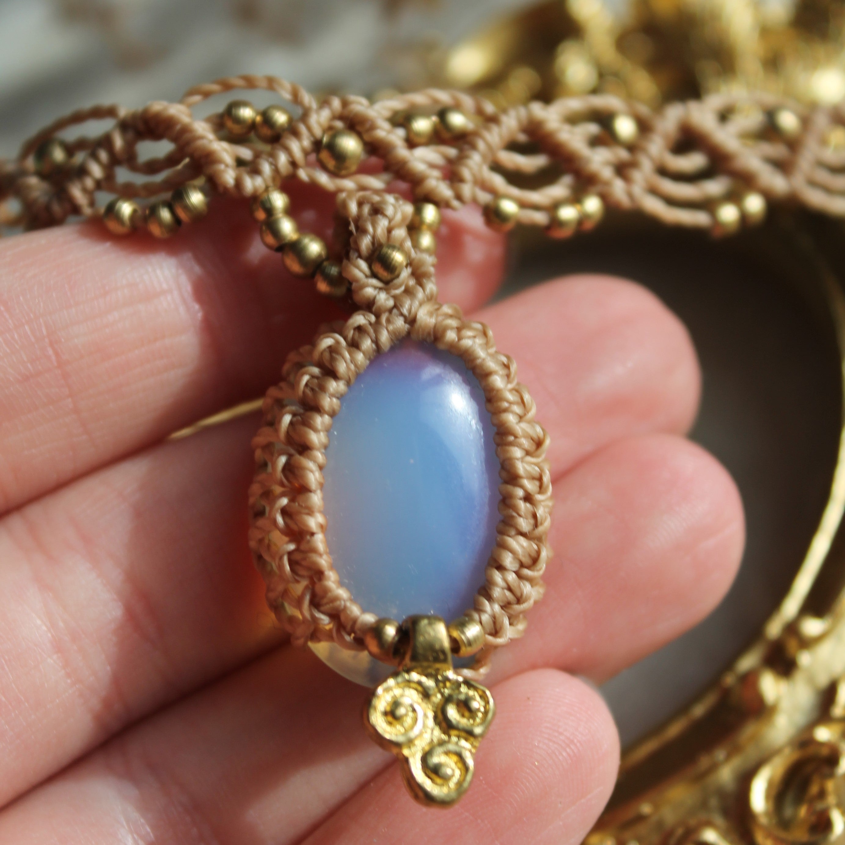 Opalit Choker Kette Makramee mit Messinganhänger goldfarben
