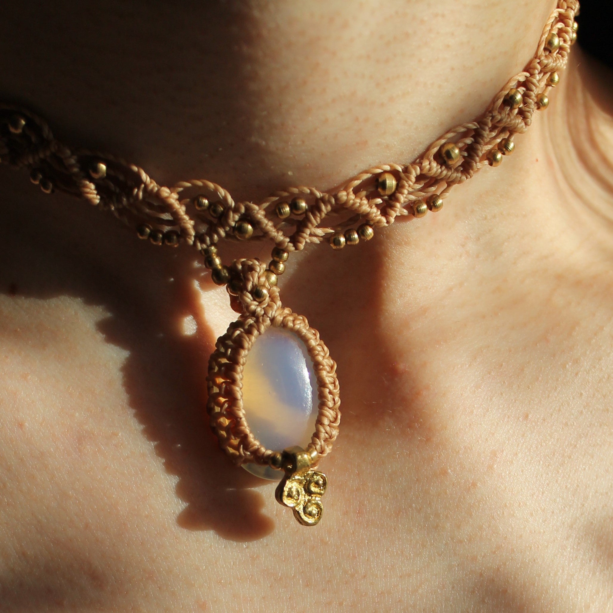 Opalit Choker Kette Makramee mit Messinganhänger goldfarben