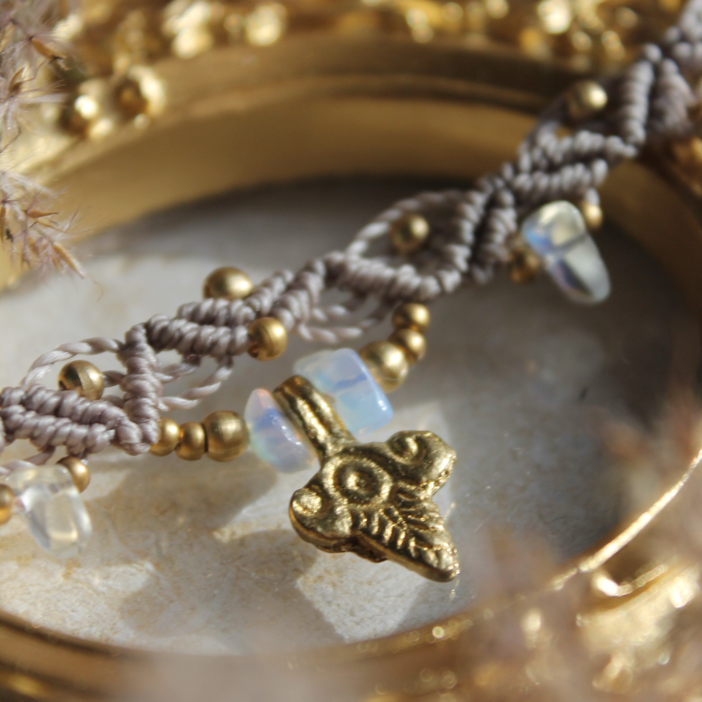 Opalit Choker Kette Makramee grau mit Messinganhänger goldfarben