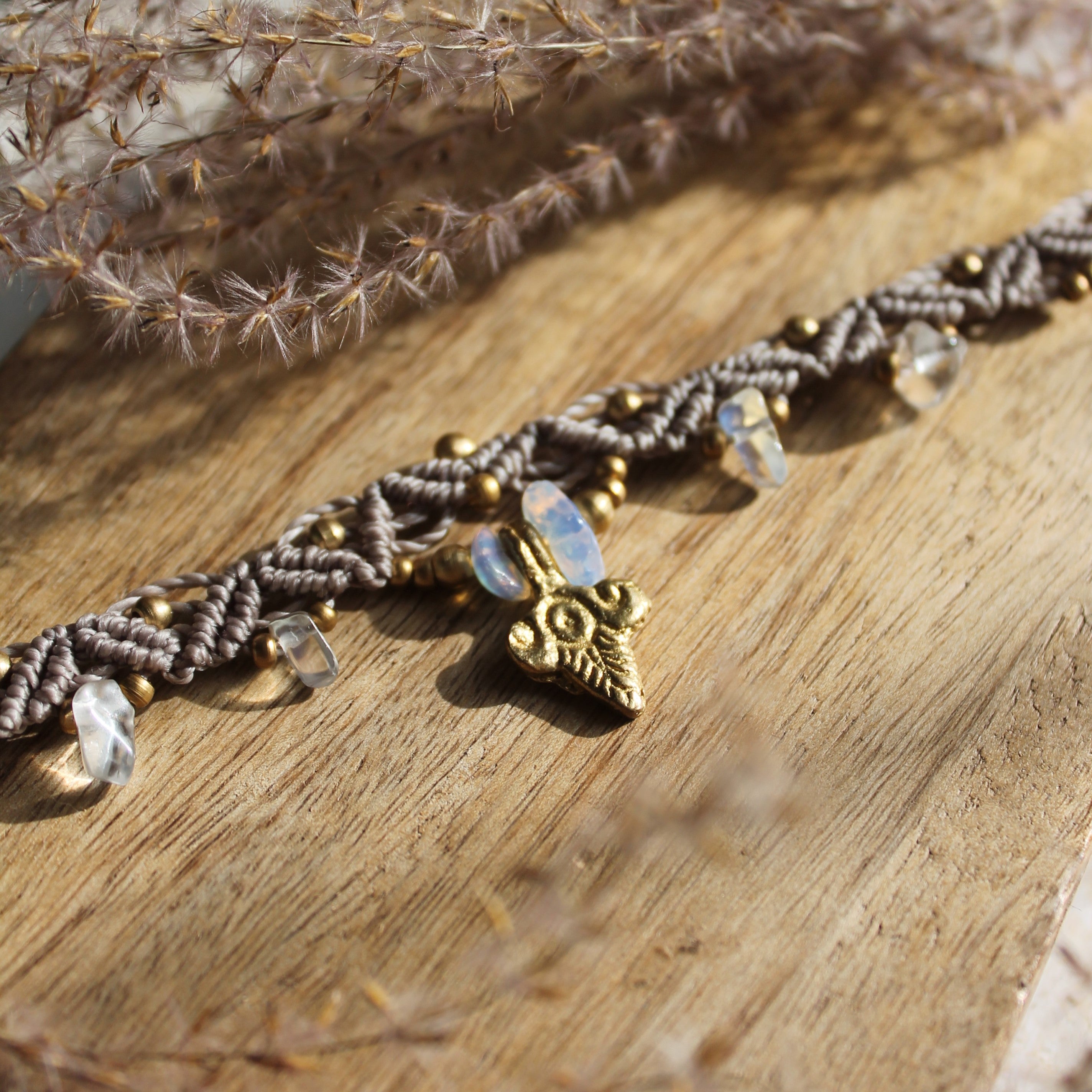 Opalit Choker Kette Makramee grau mit Messinganhänger goldfarben