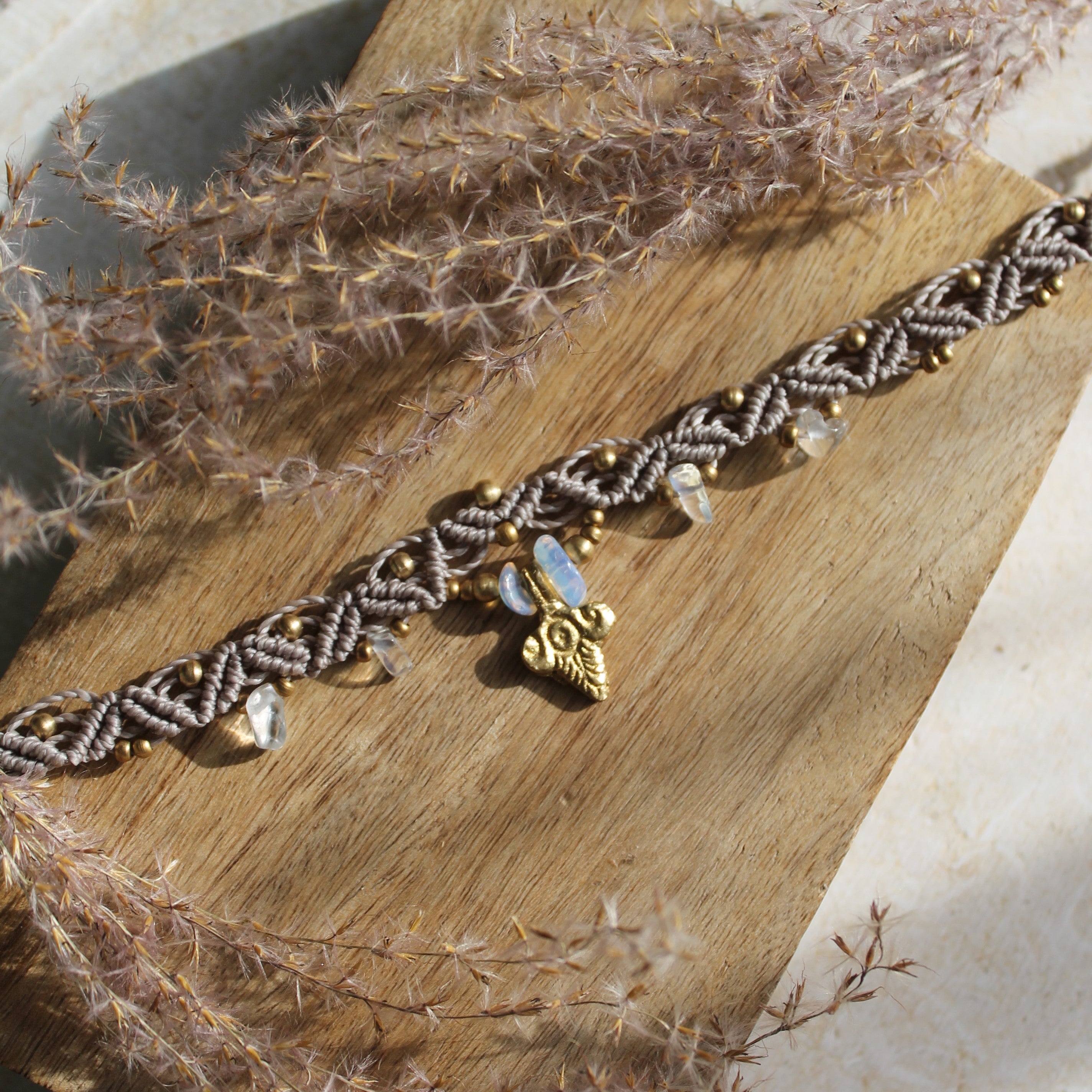 Opalit Choker Kette Makramee grau mit Messinganhänger goldfarben