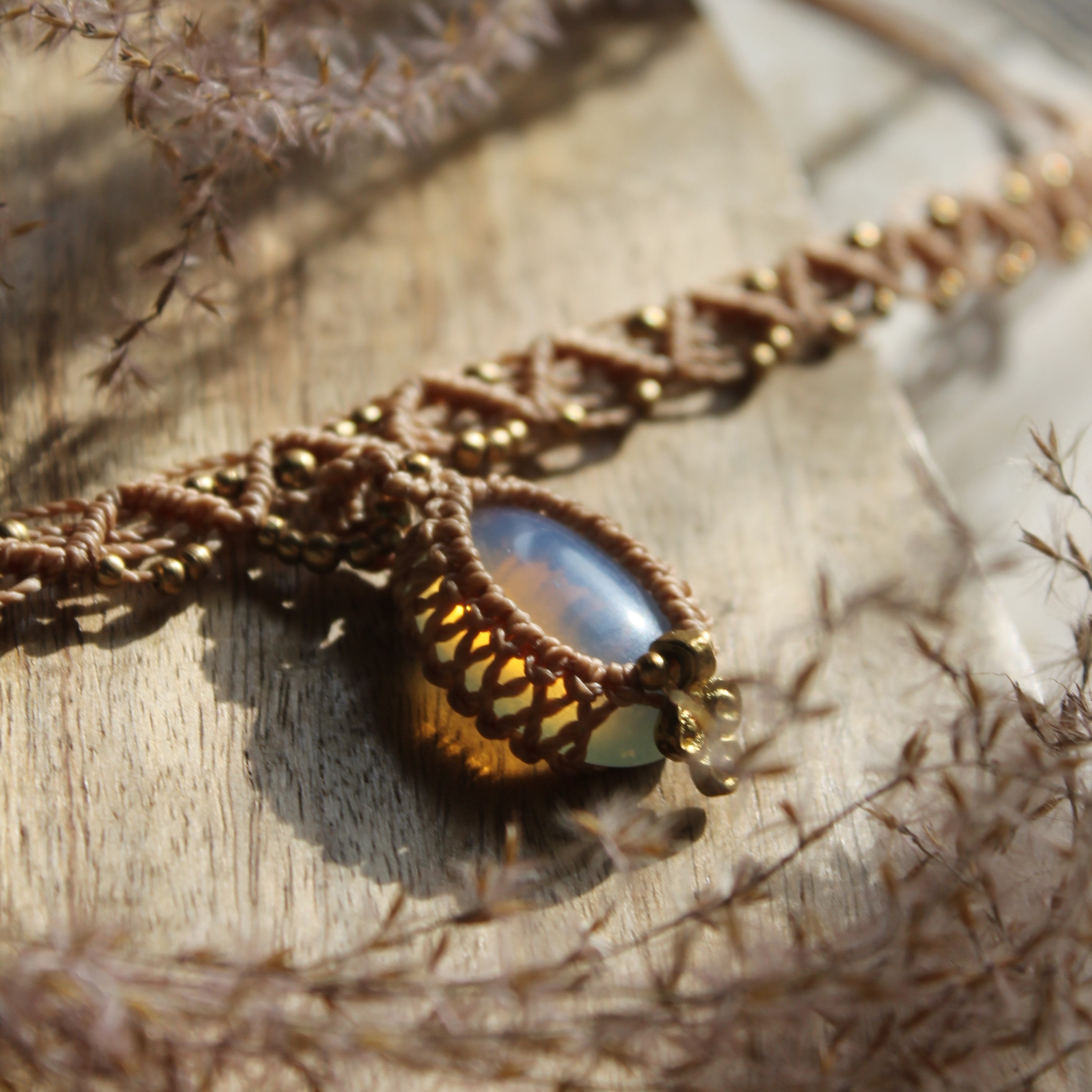 Opalit Choker Kette Makramee mit Messinganhänger goldfarben