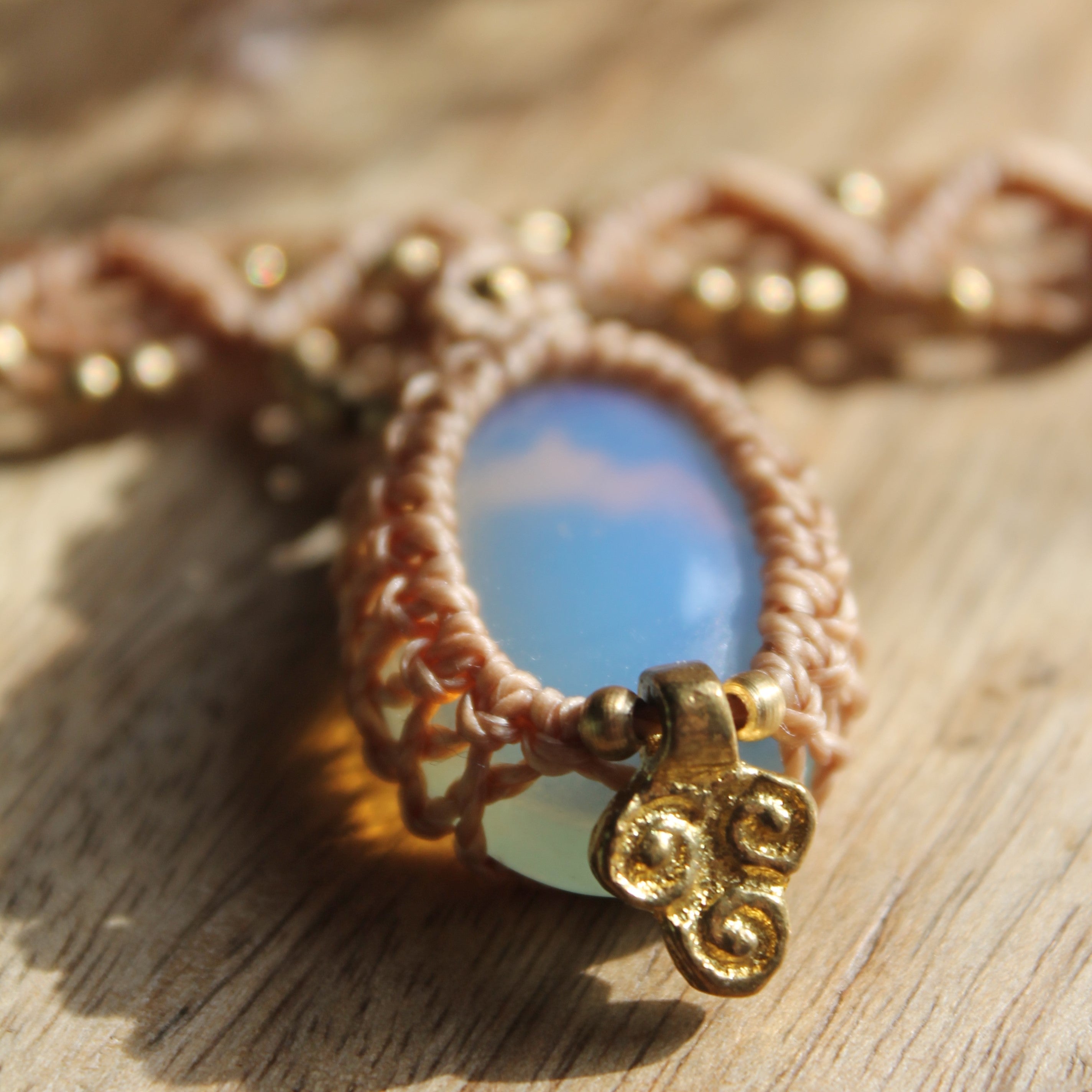 Opalit Choker Kette Makramee mit Messinganhänger goldfarben