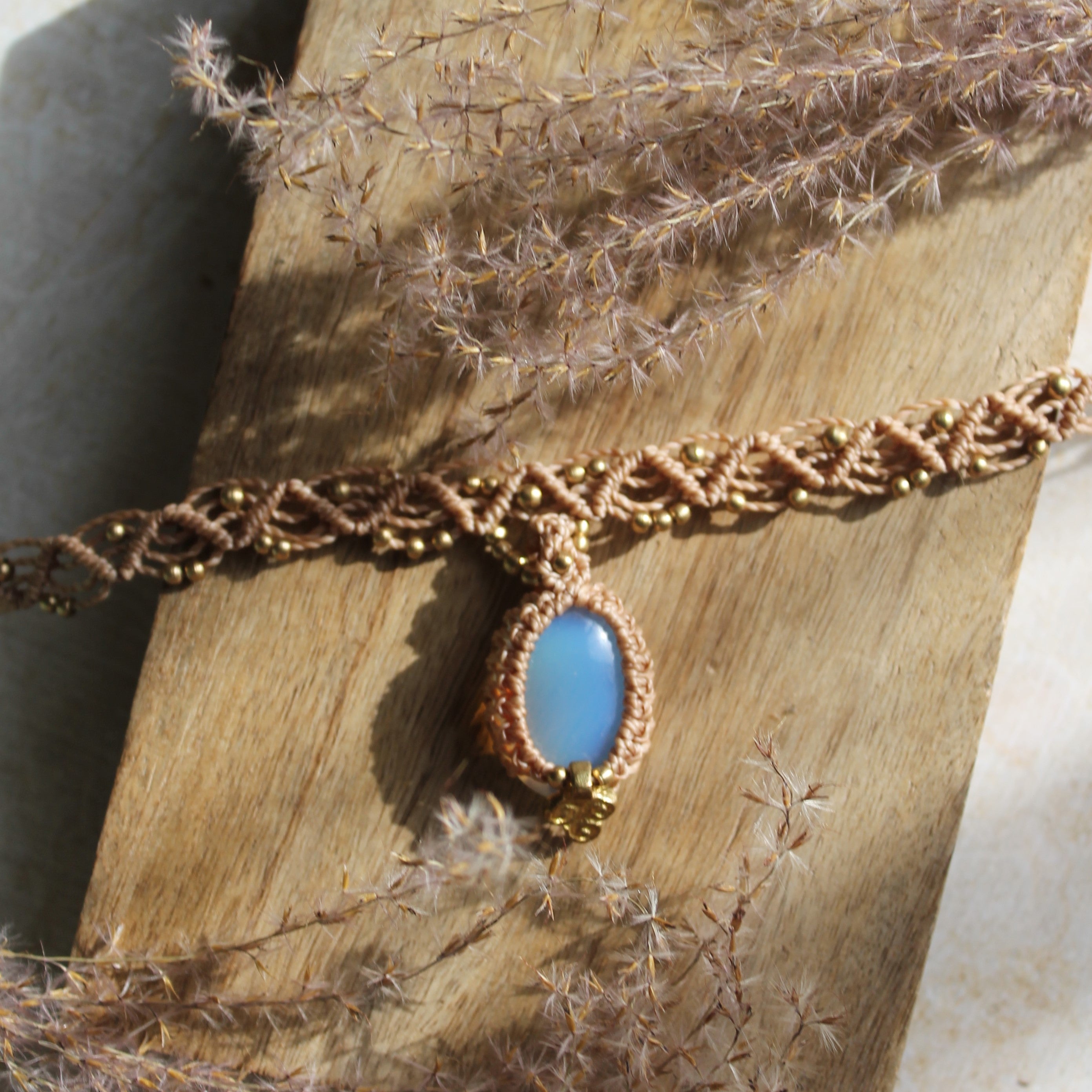Opalit Choker Kette Makramee mit Messinganhänger goldfarben