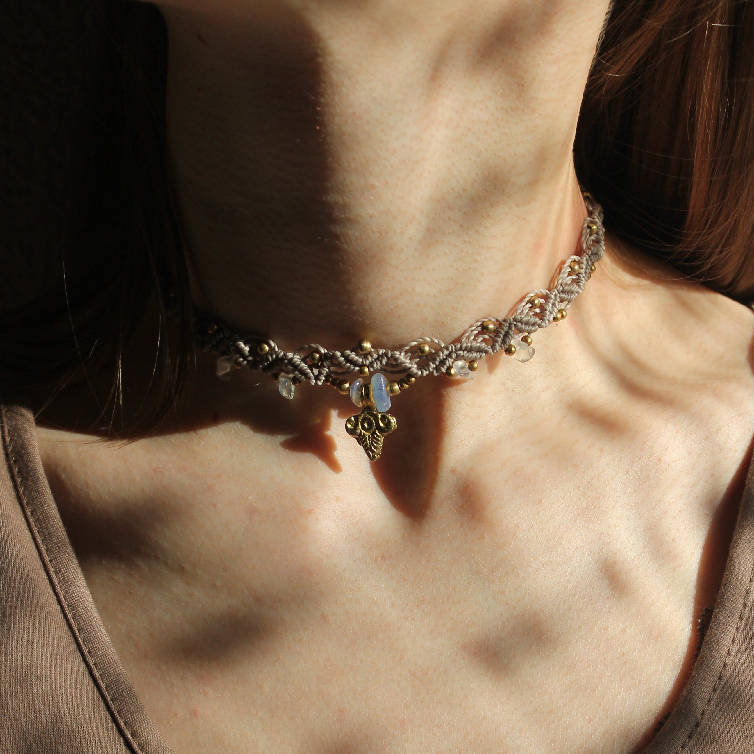 Opalit Choker Kette Makramee grau mit Messinganhänger goldfarben