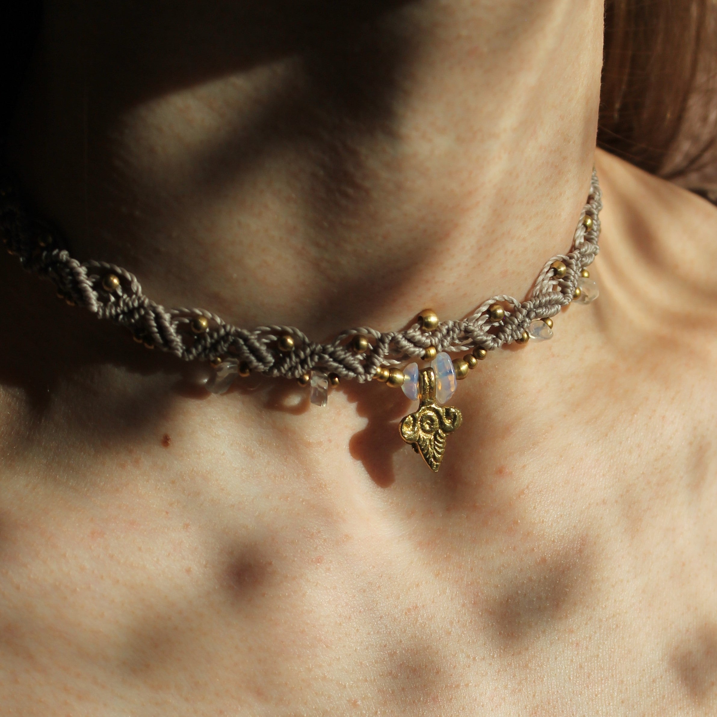 Opalit Choker Kette Makramee grau mit Messinganhänger goldfarben