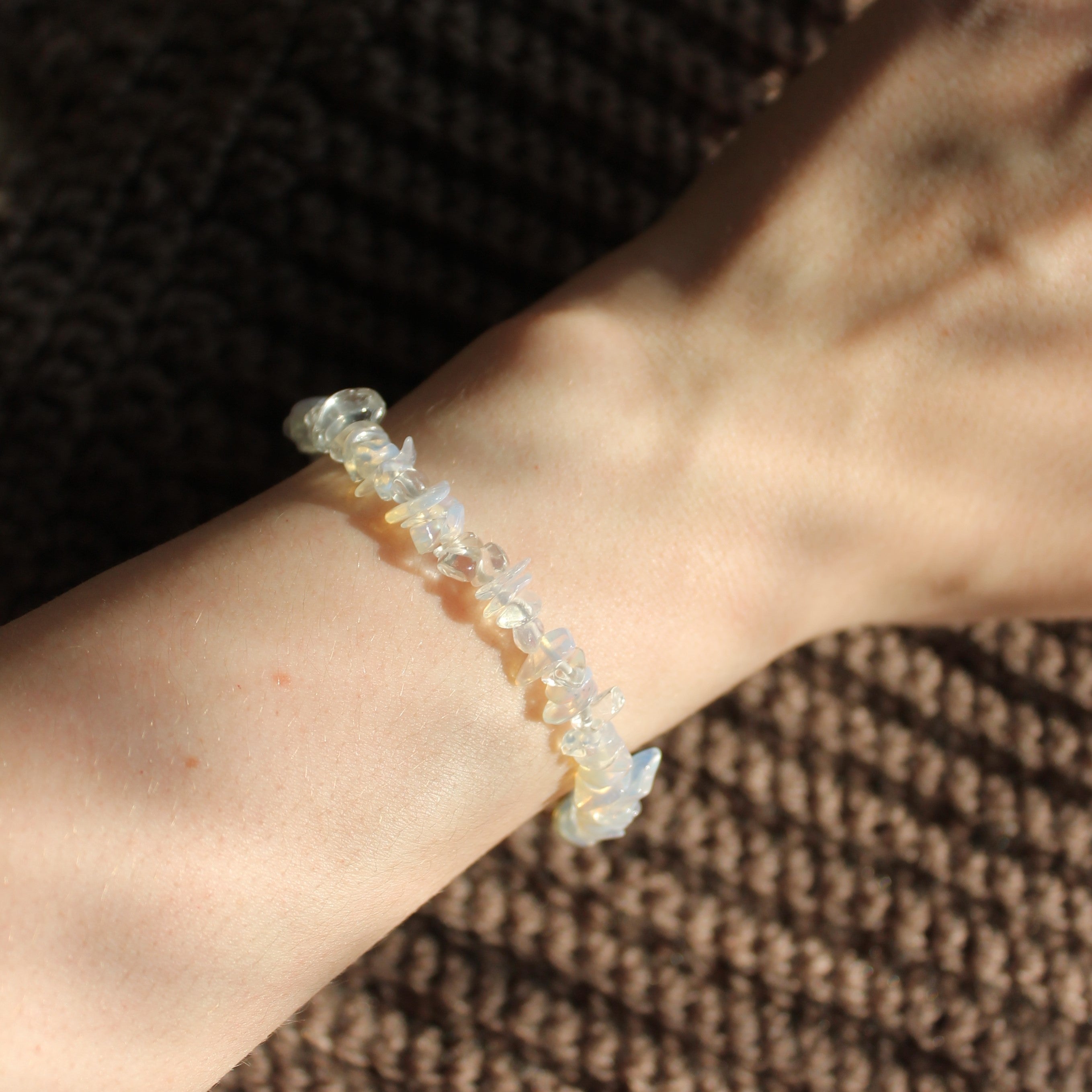 Opalit Splitter Edelsteinarmband mit Verschluss goldfarben