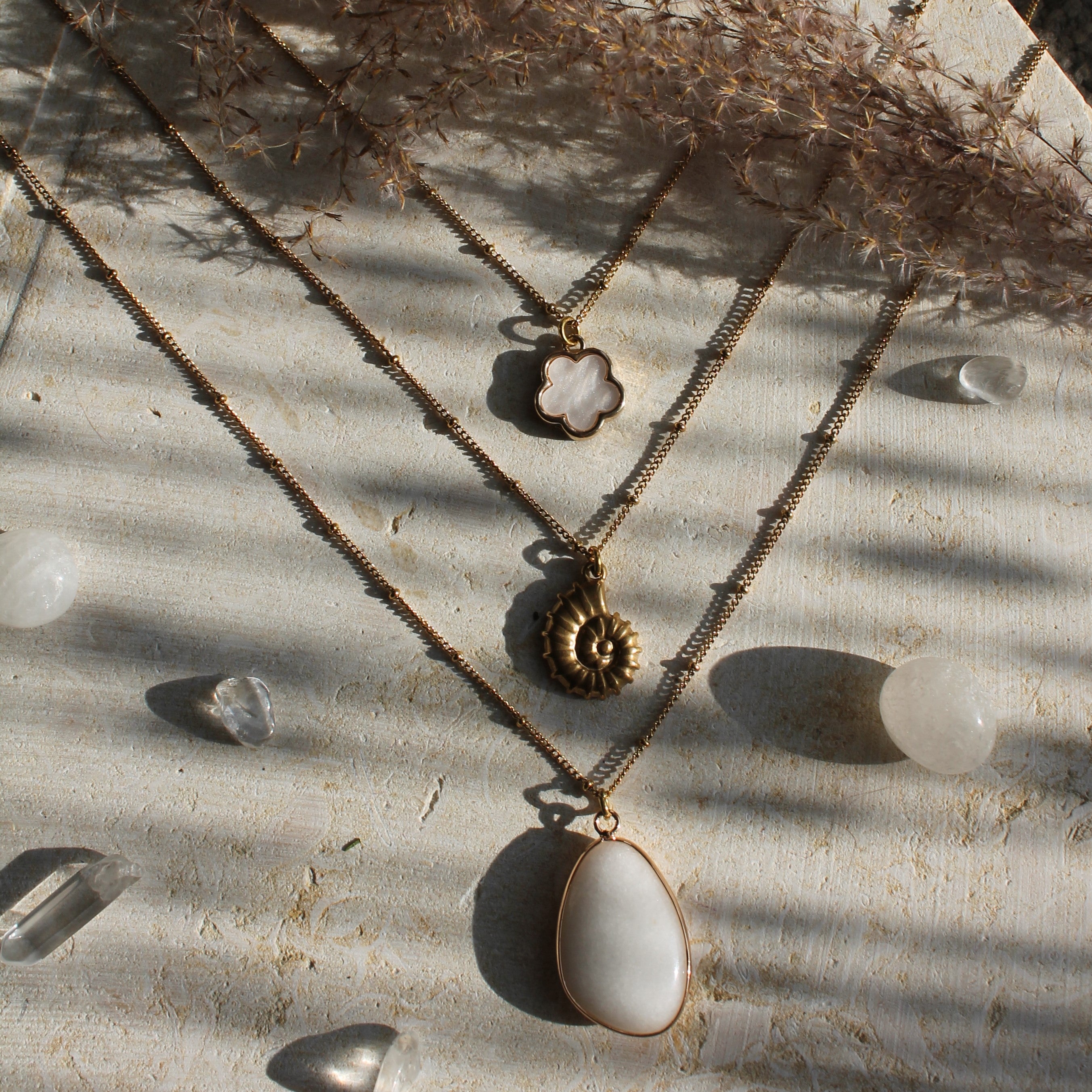 Weißer Jade groß Edelsteinanhänger Kette goldfarben