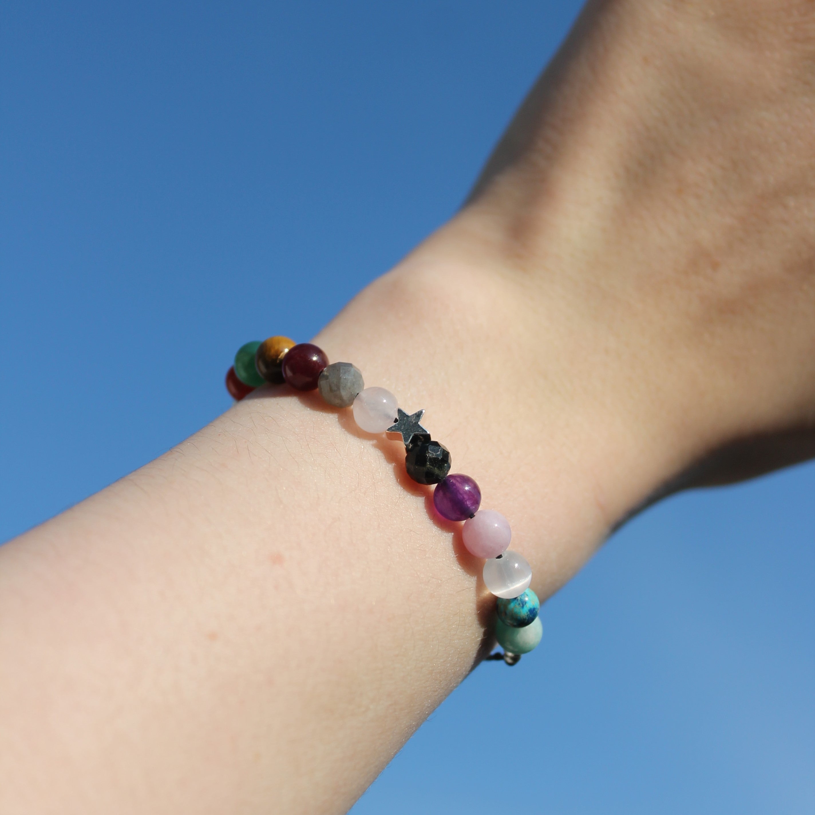 Rauhnacht Edelsteinarmband Makramee personalisiert mit Stern gold- oder silberfarben