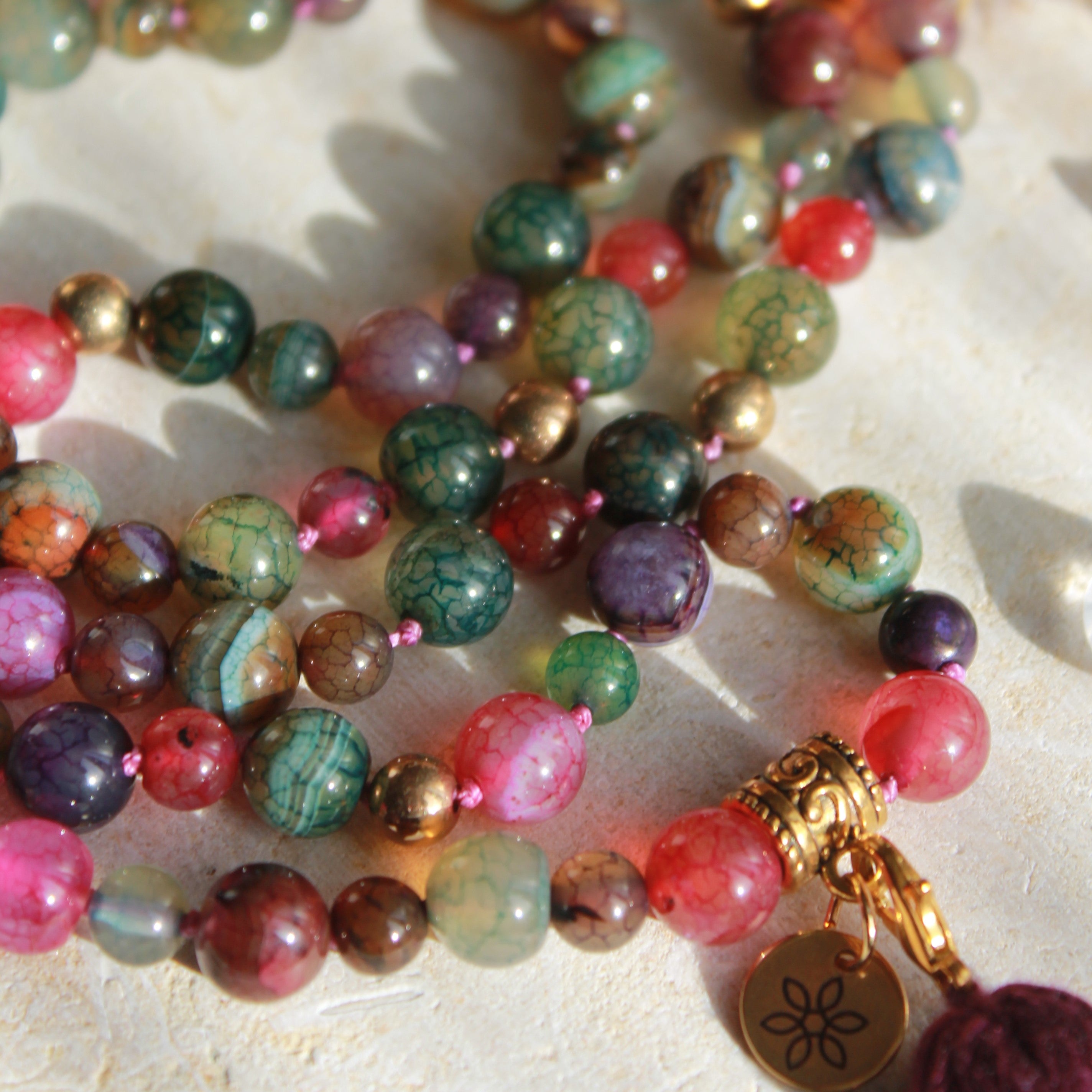 Farbenfrohe Mala mit Hämatit goldfarben