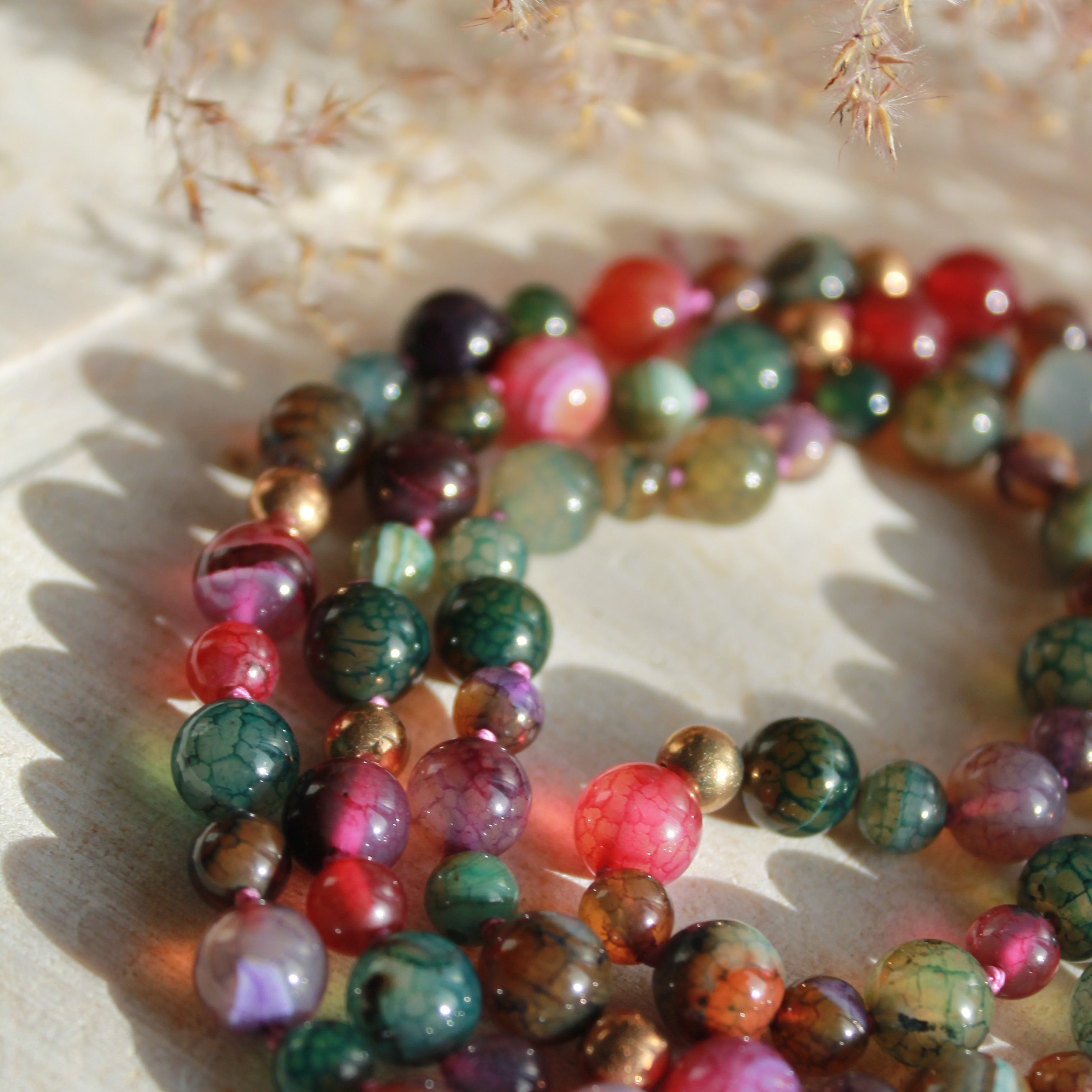 Farbenfrohe Mala mit Hämatit goldfarben