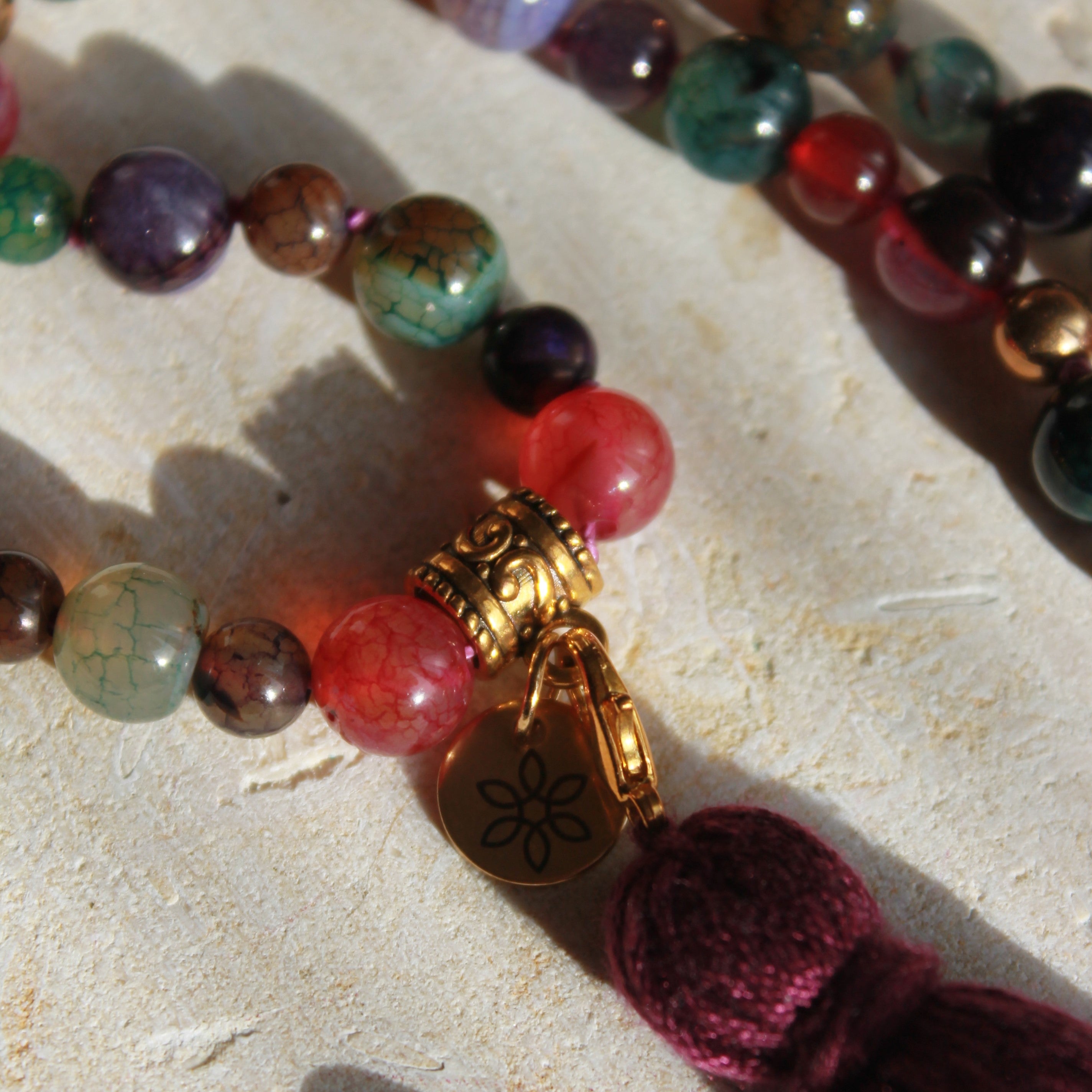 Farbenfrohe Mala mit Hämatit goldfarben