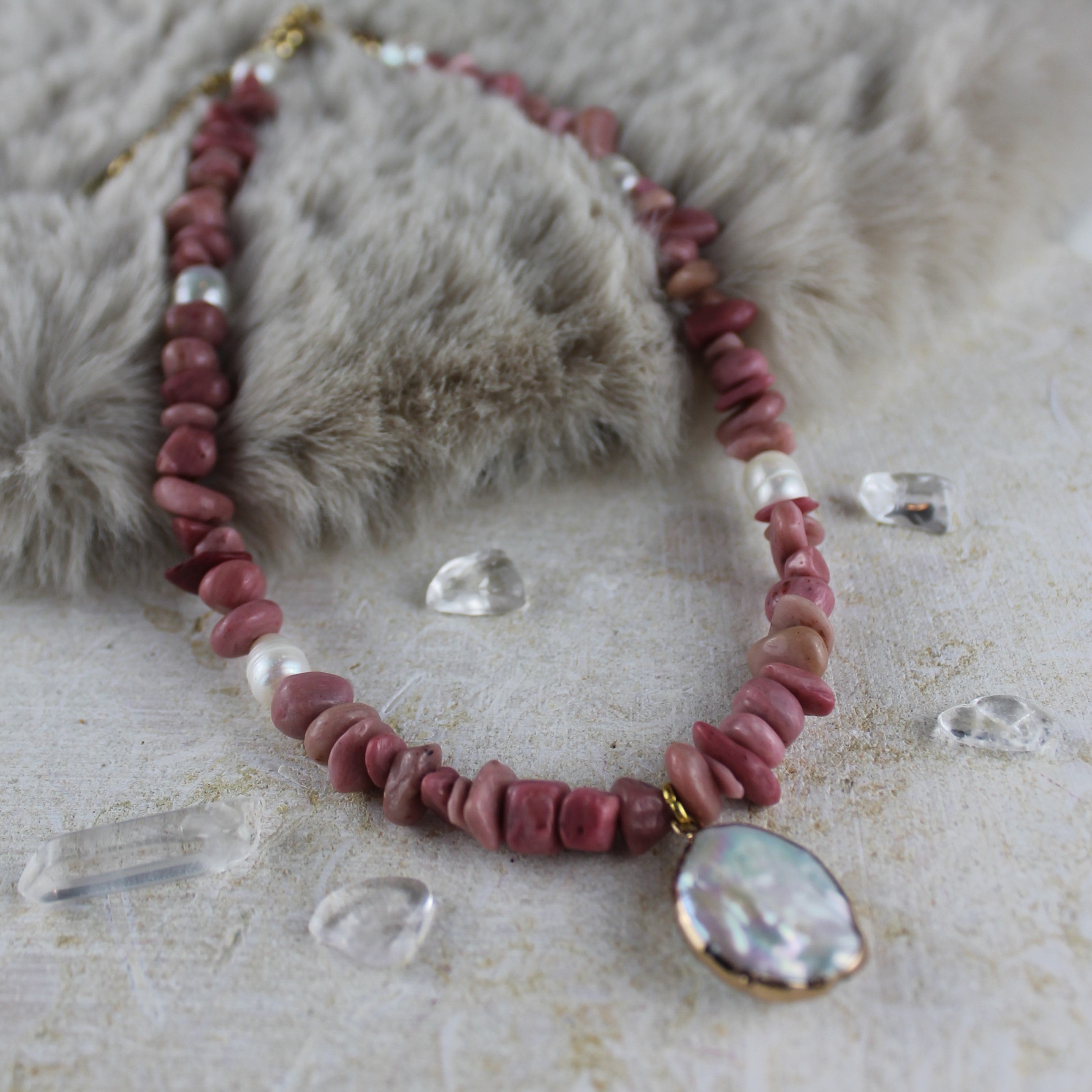 Rhodochrosit Splitter mit Süßwasserperlen Choker Kette mit Anhänger Barockperle
