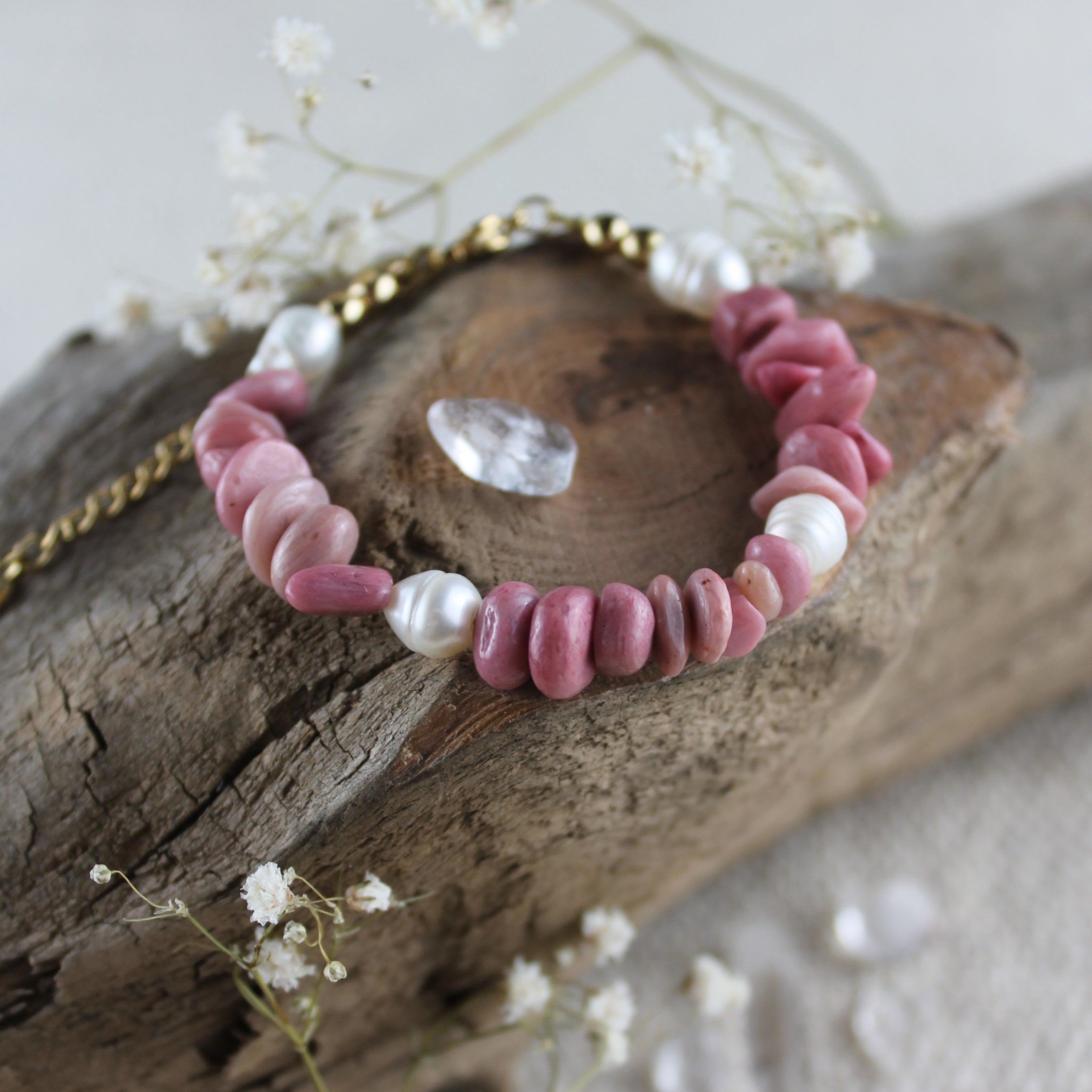 Rhodochrosit Splitter mit Süßwasserperlen Edelsteinarmband mit Verschluss goldfarben