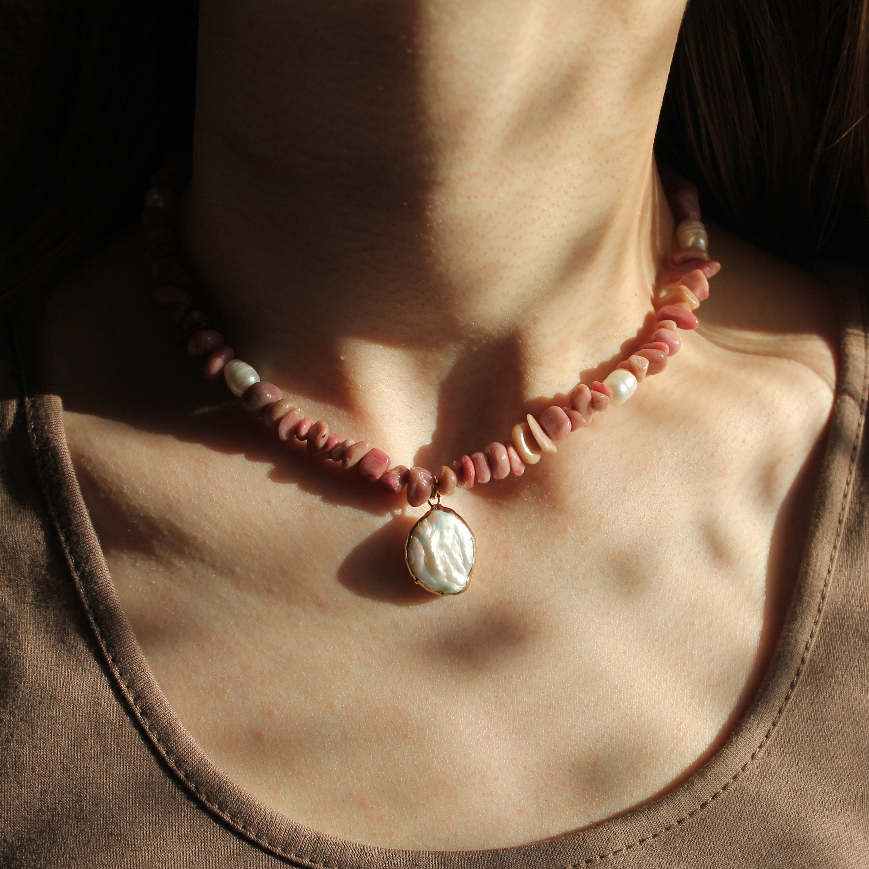 Rhodochrosit Splitter mit Süßwasserperlen Choker Kette mit Anhänger Barockperle