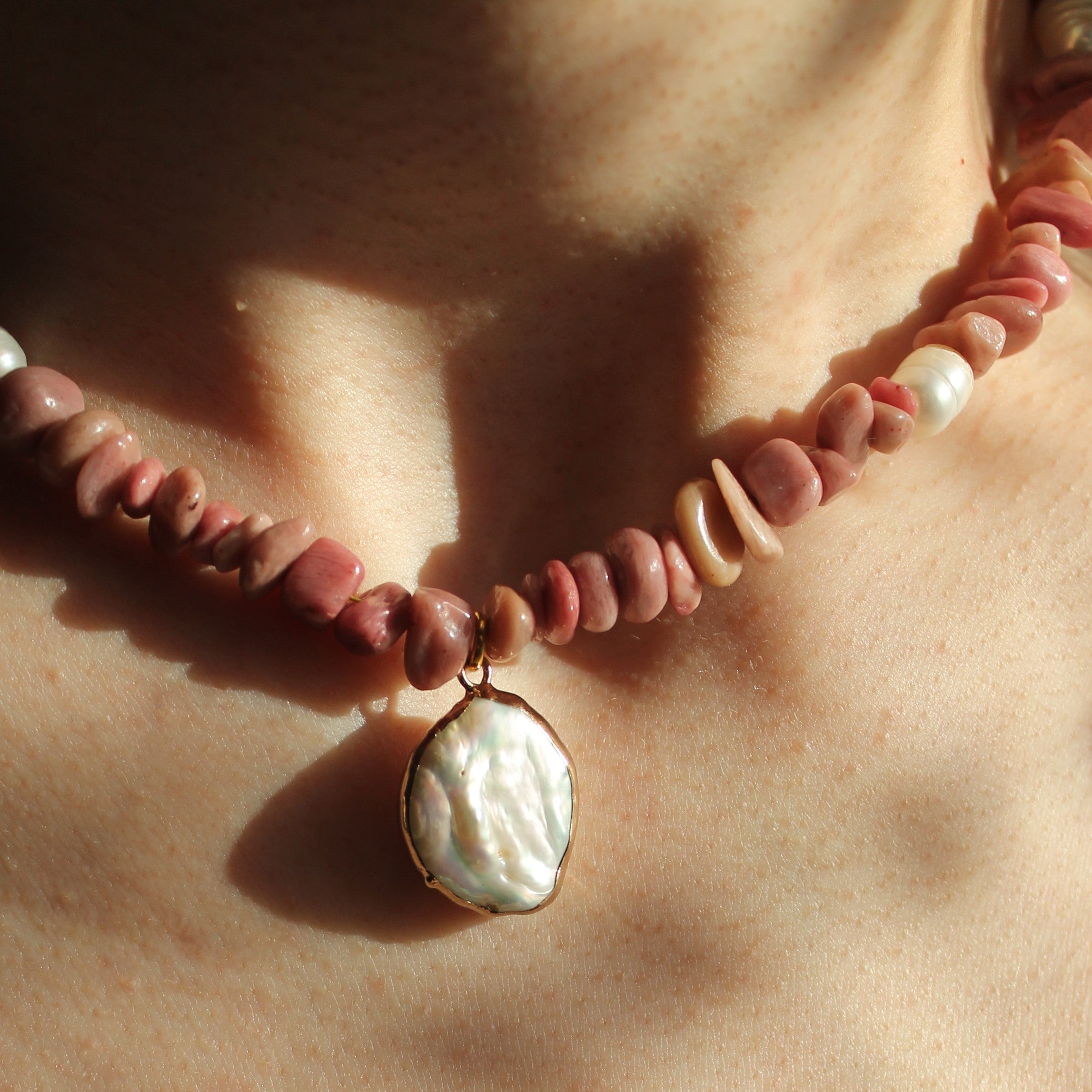 Rhodochrosit Splitter mit Süßwasserperlen Choker Kette mit Anhänger Barockperle